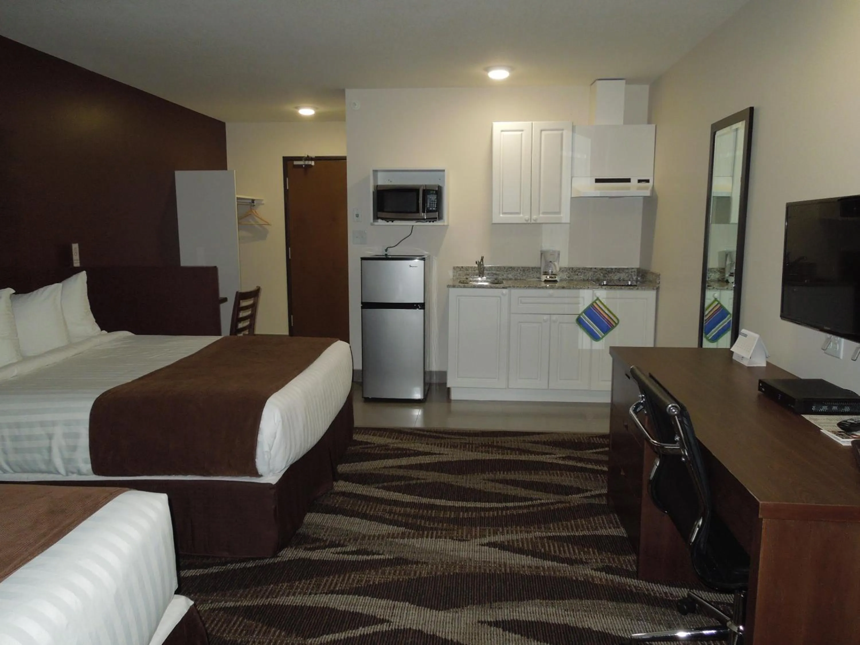 Kitchen or kitchenette in Walking Eagle Inn & Lodge