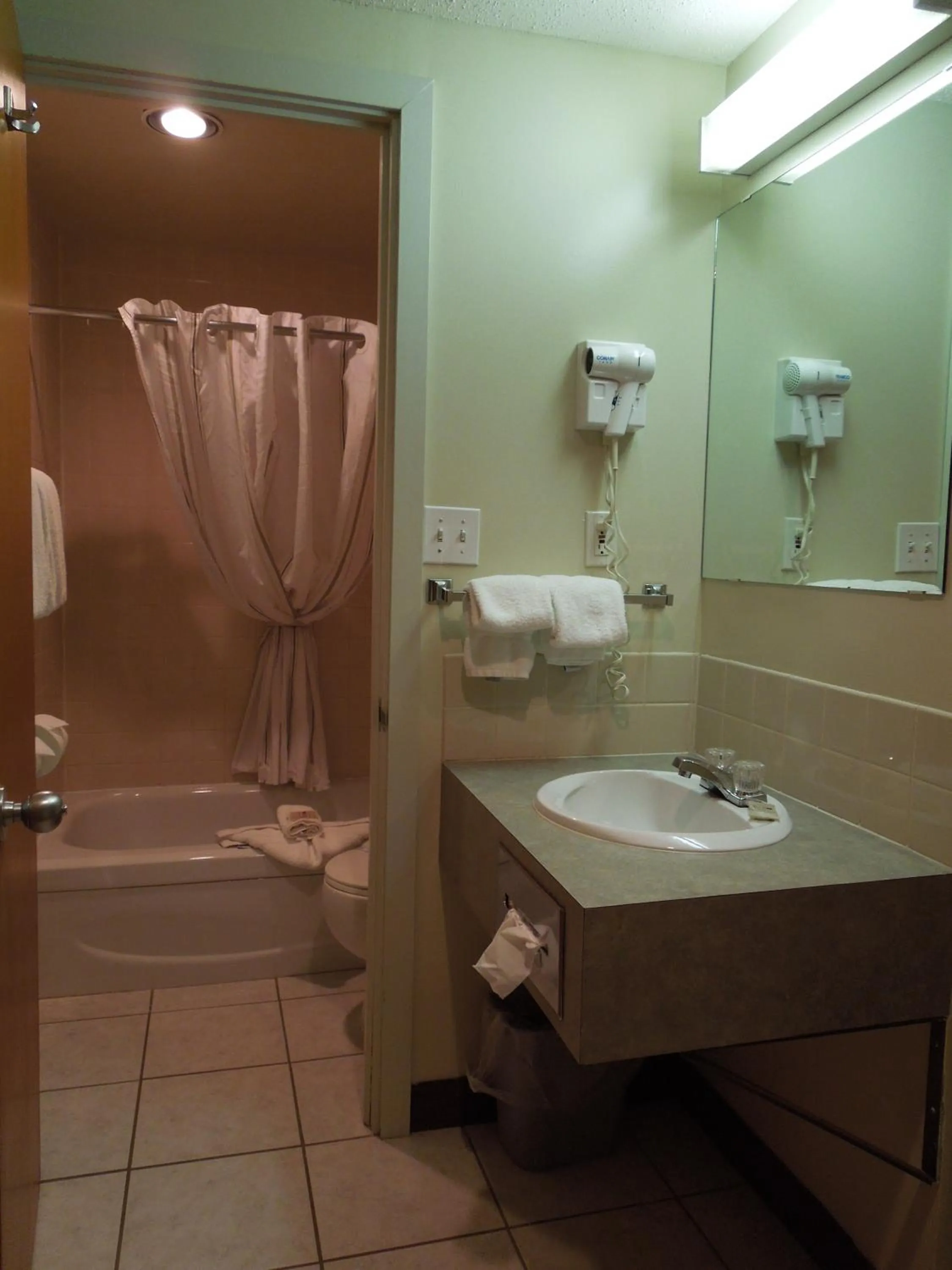 Shower in Walking Eagle Inn & Lodge