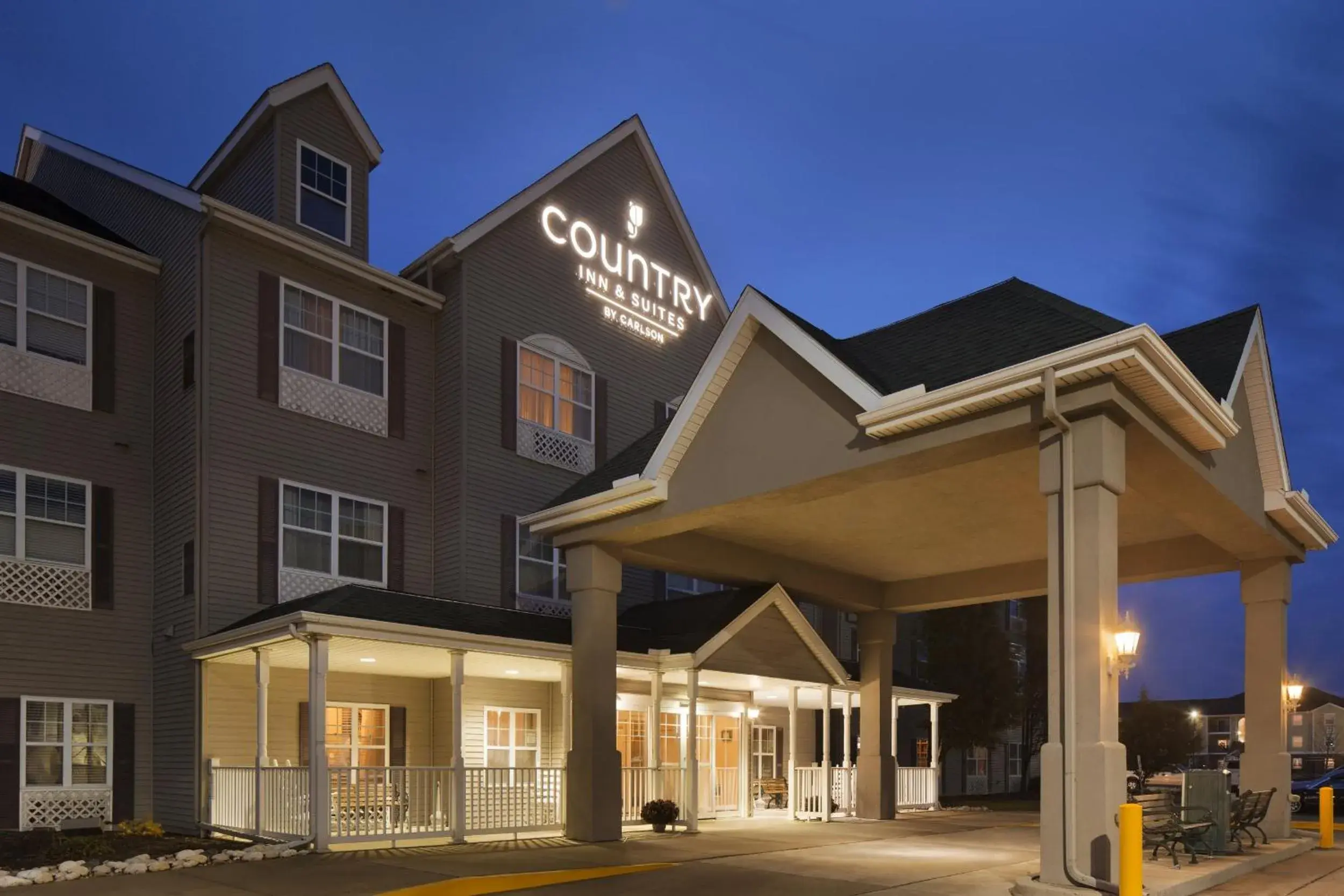 Property building in Country Inn & Suites by Radisson, Champaign North, IL Property building in Country Inn & Suites by Radisson, Champaign North, IL