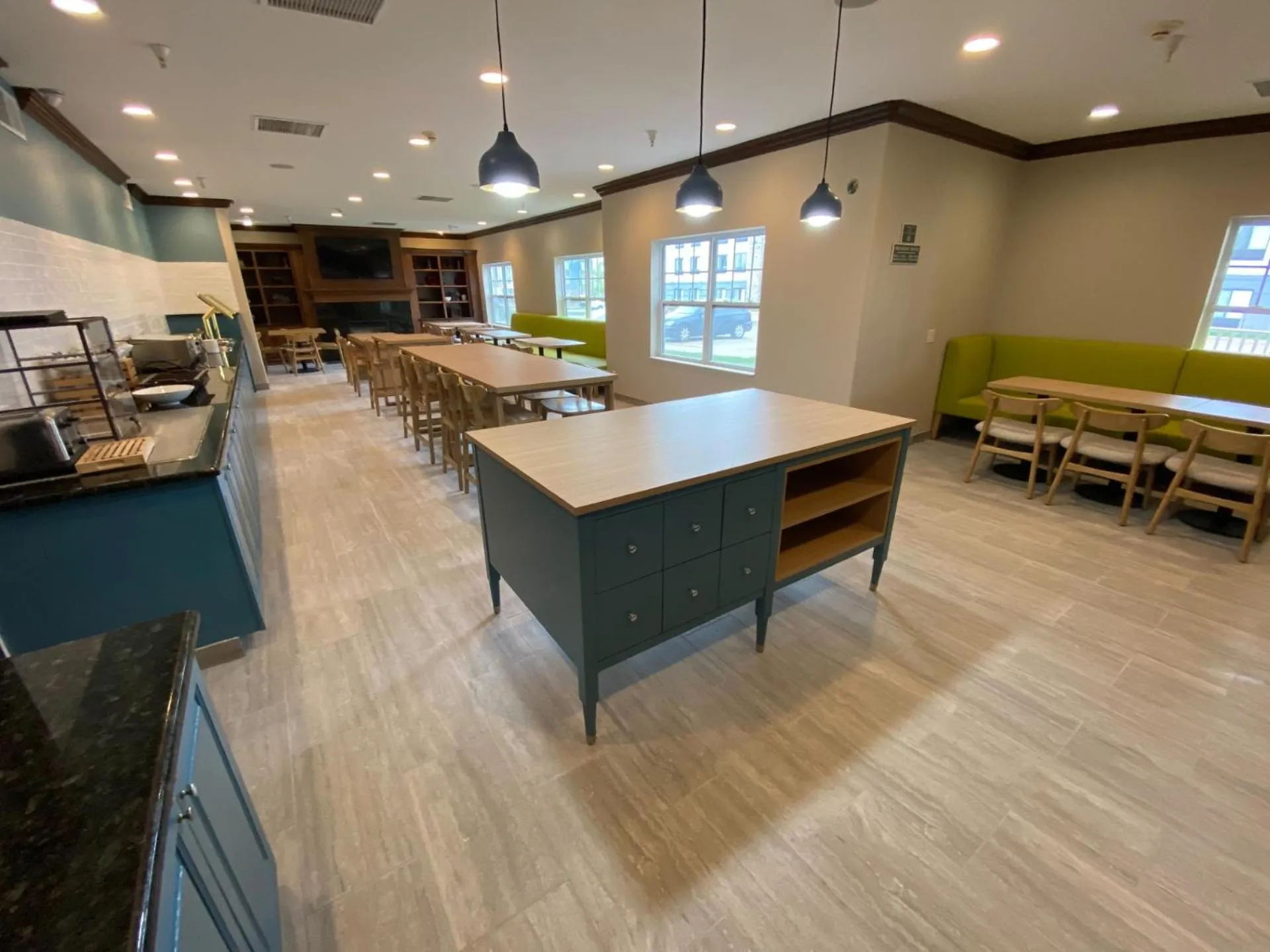 Dining area in Country Inn & Suites by Radisson, Champaign North, IL