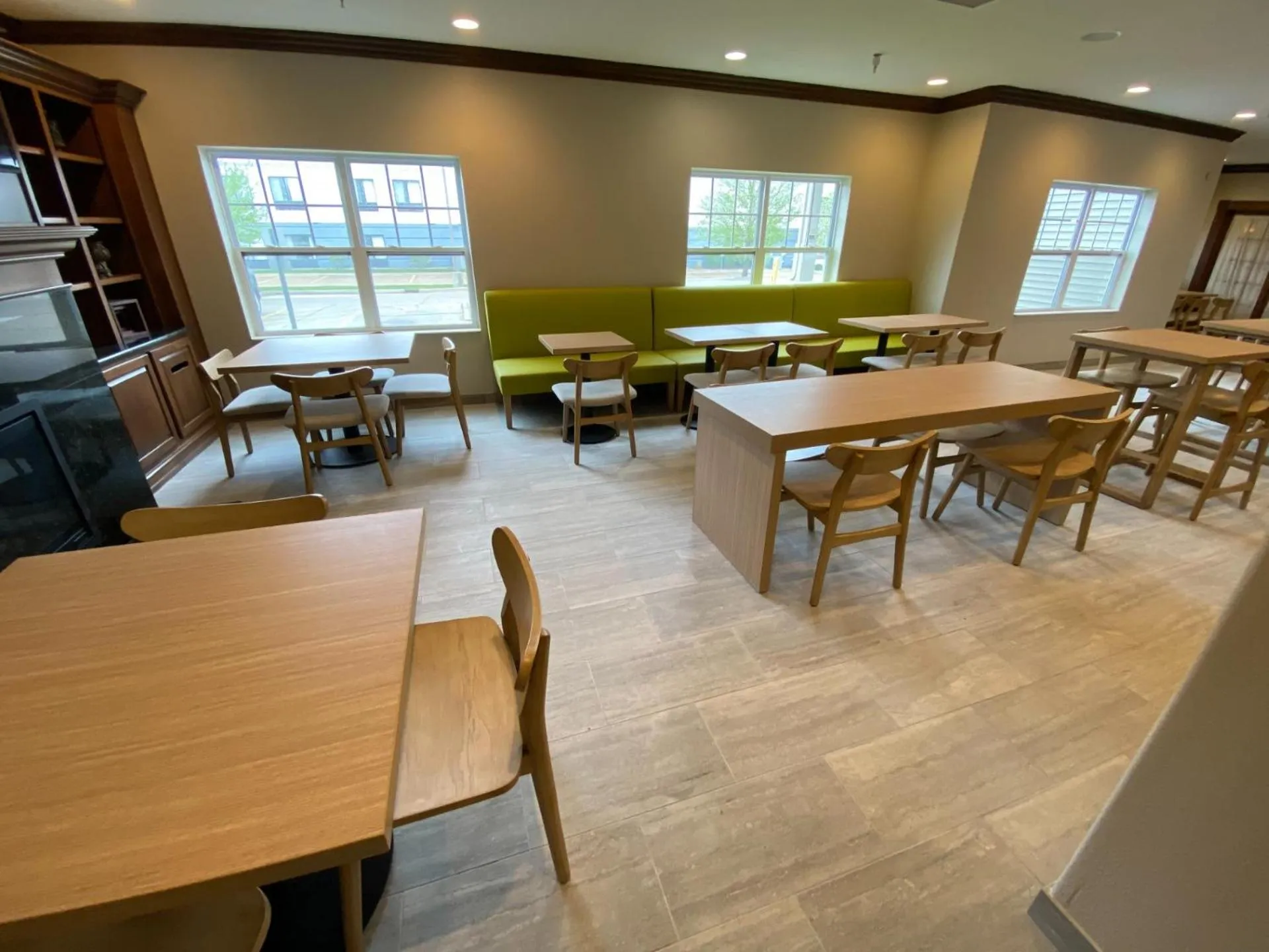 Dining area in Country Inn & Suites by Radisson, Champaign North, IL
