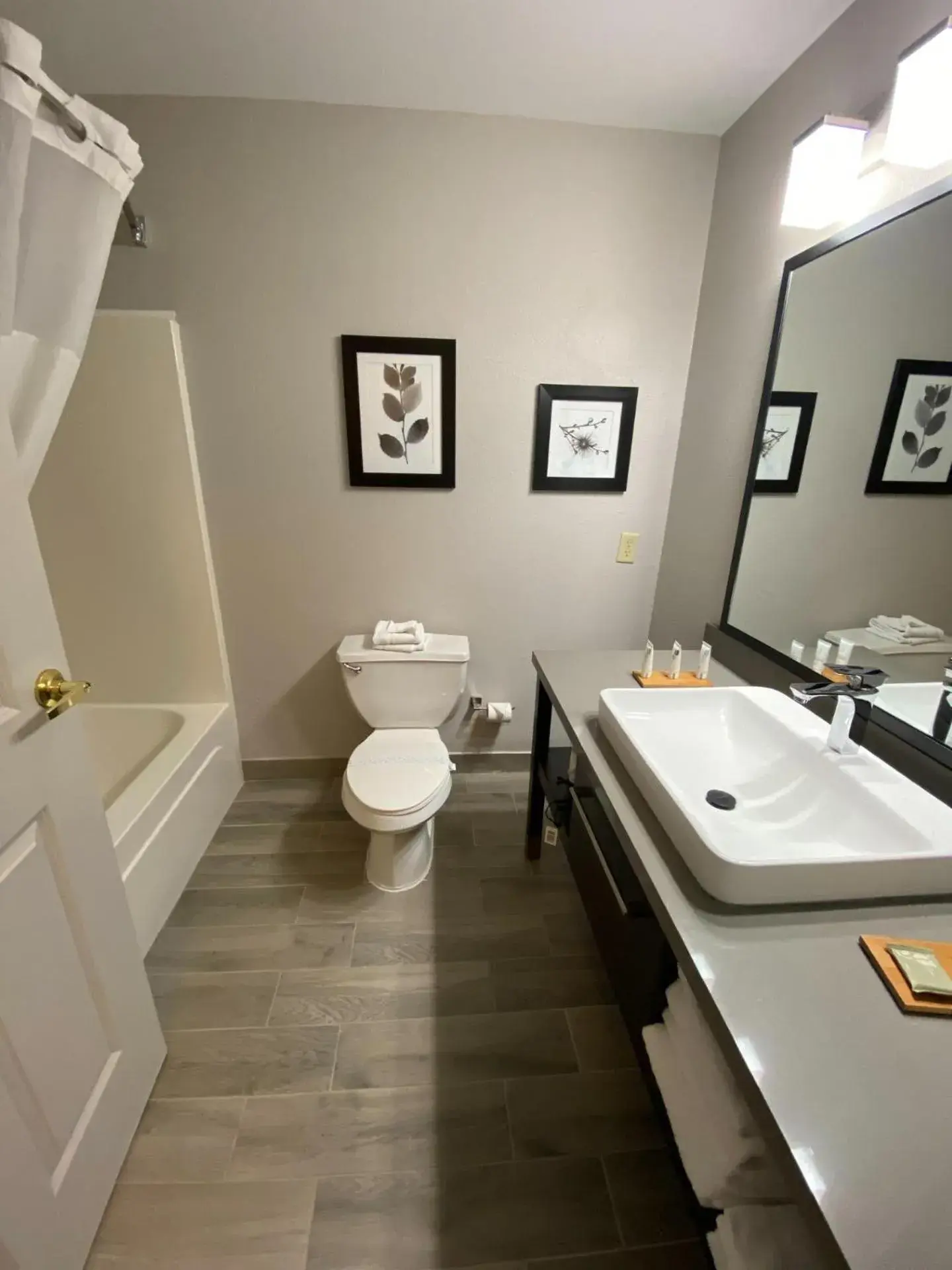 Queen Room with Two Queen Beds in Country Inn & Suites by Radisson, Champaign North, IL Queen Room with Two Queen Beds in Country Inn & Suites by Radisson, Champaign North, IL