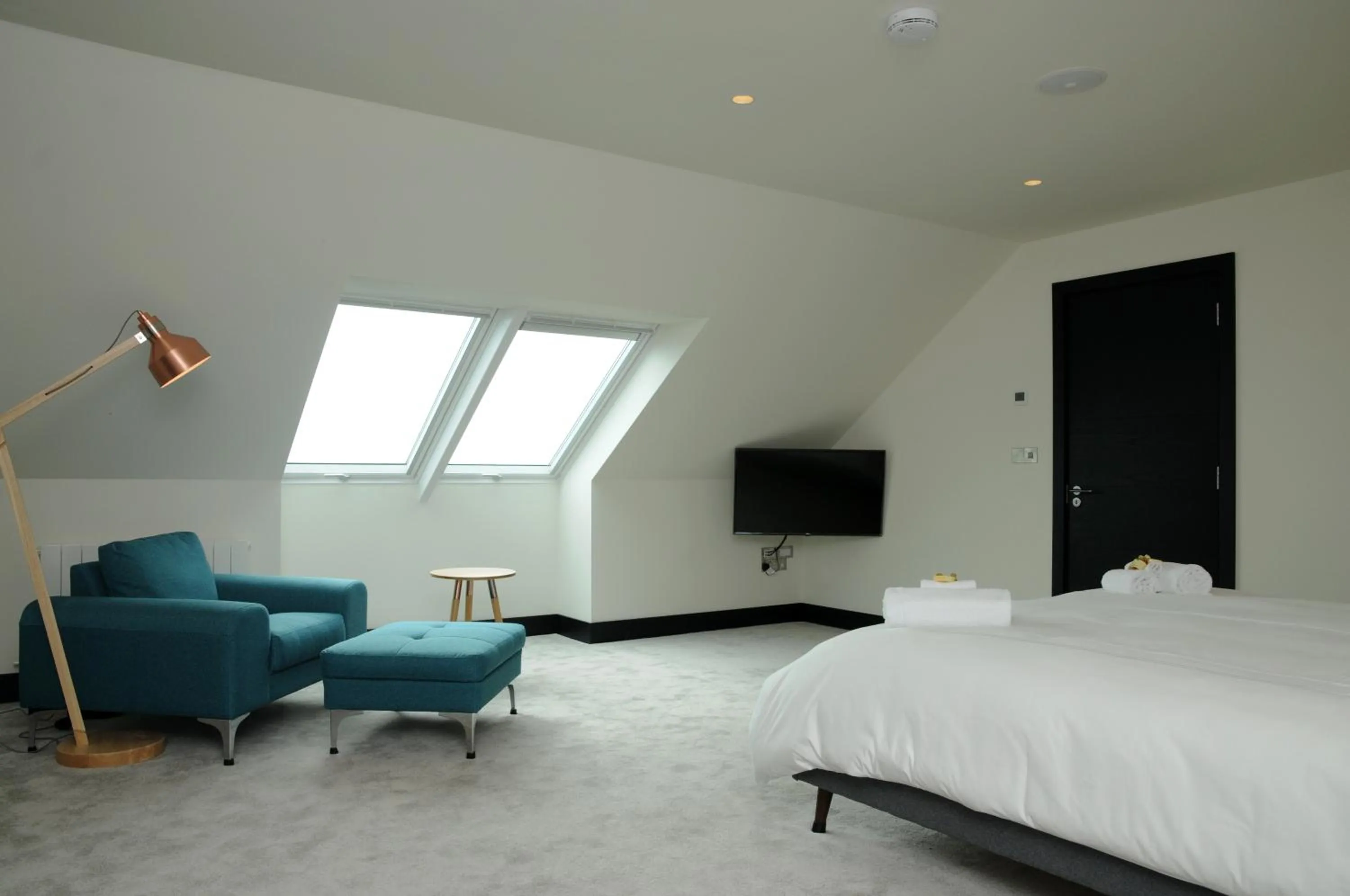 Seating area, Bed in Seascapes