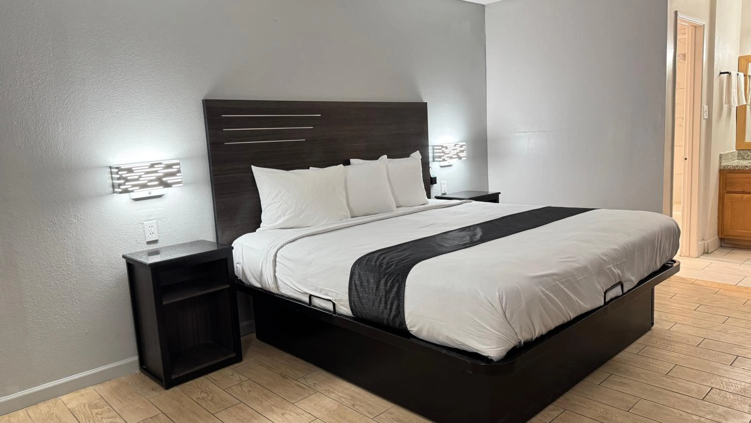 Bedroom, Bed in Rodeway Inn Yuma Downtown
