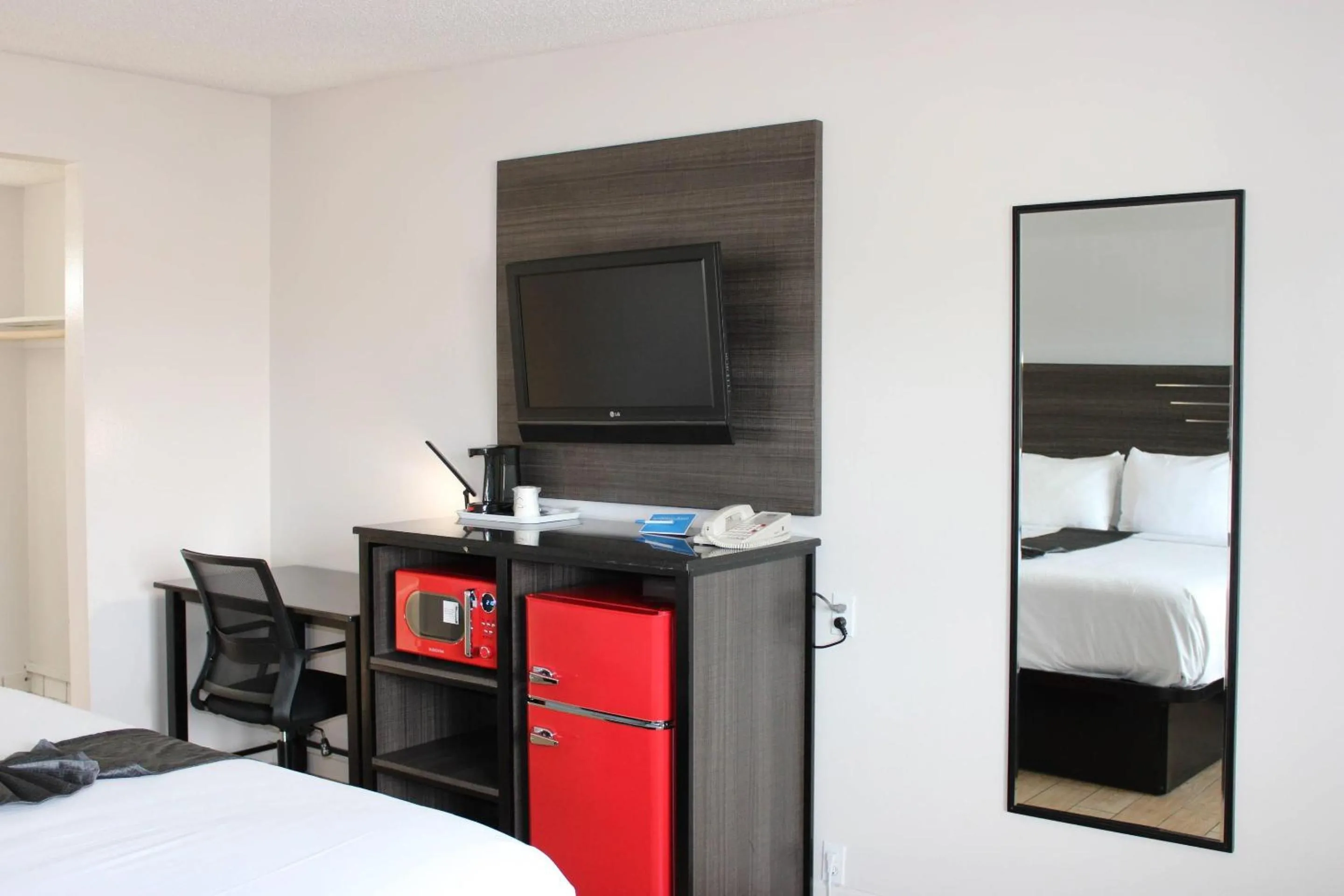 Bedroom, Bed in Rodeway Inn Yuma Downtown