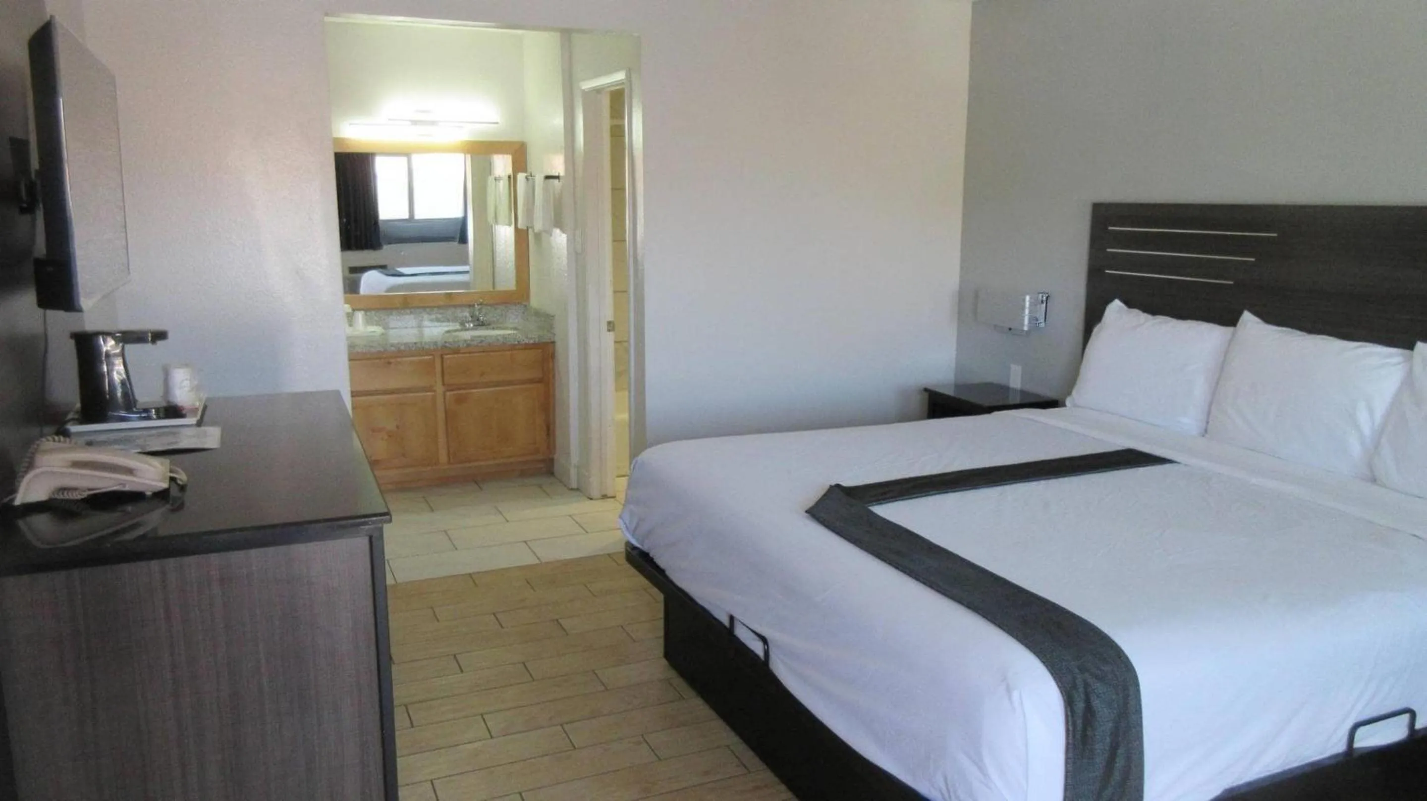 Bedroom, Bed in Rodeway Inn Yuma Downtown