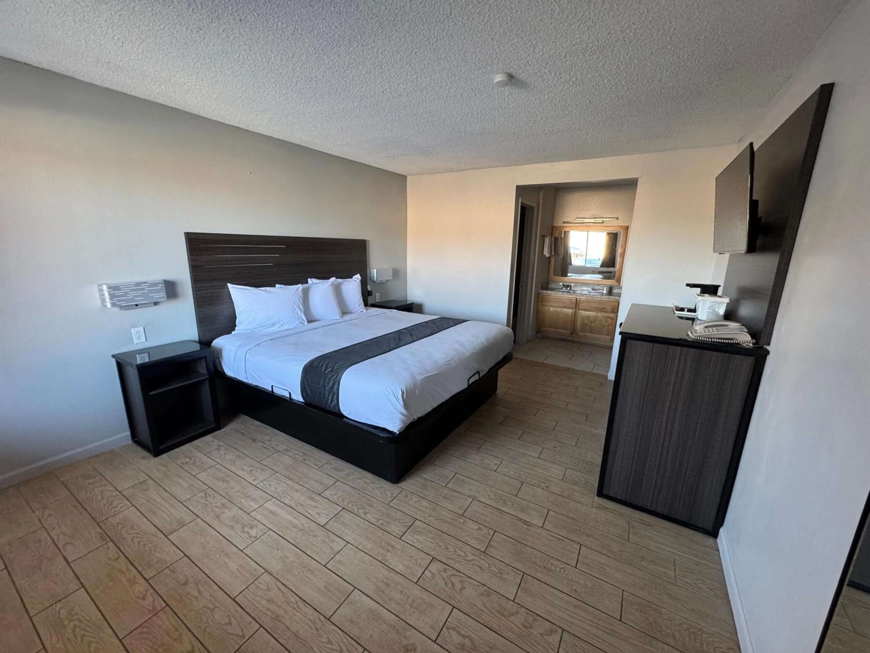 Bedroom, Bed in Rodeway Inn Yuma Downtown