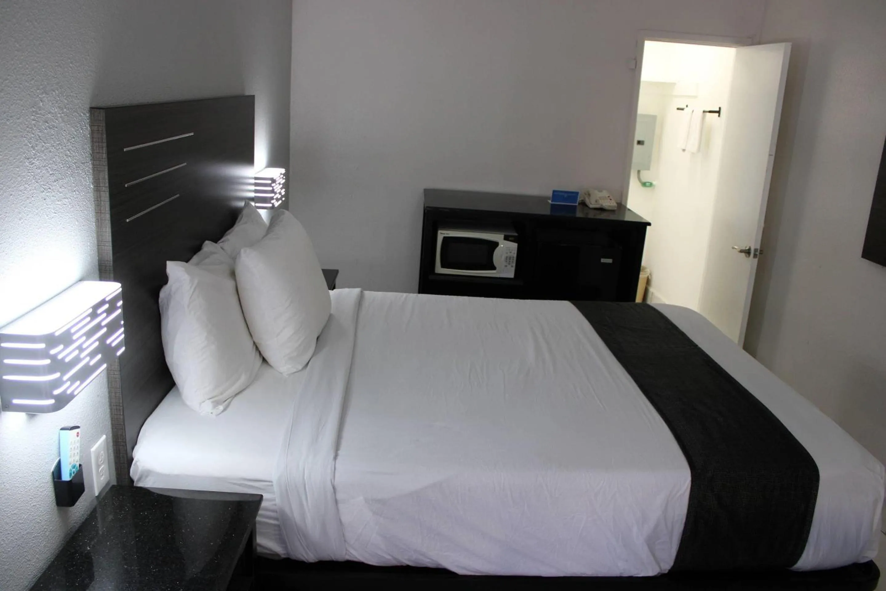 Bedroom, Bed in Rodeway Inn Yuma Downtown