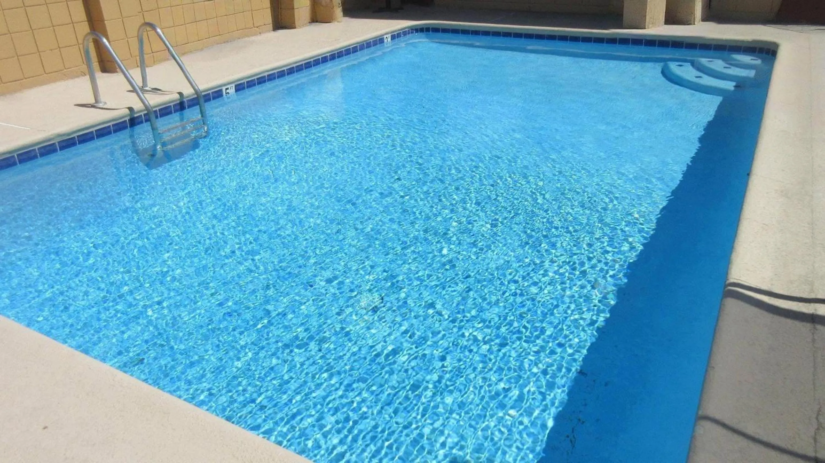 Swimming pool in Rodeway Inn Yuma Downtown
