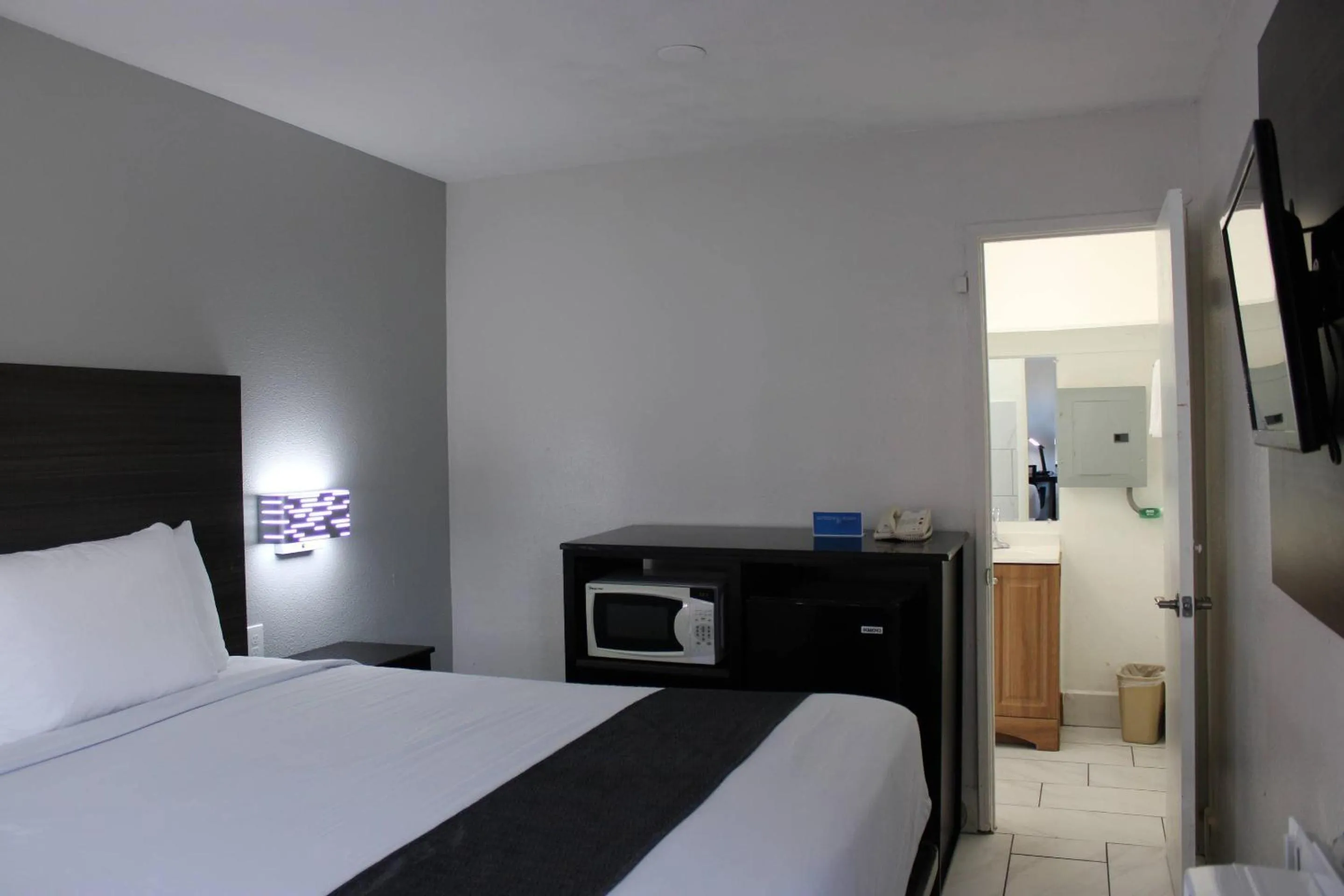 Bedroom, Bed in Rodeway Inn Yuma Downtown