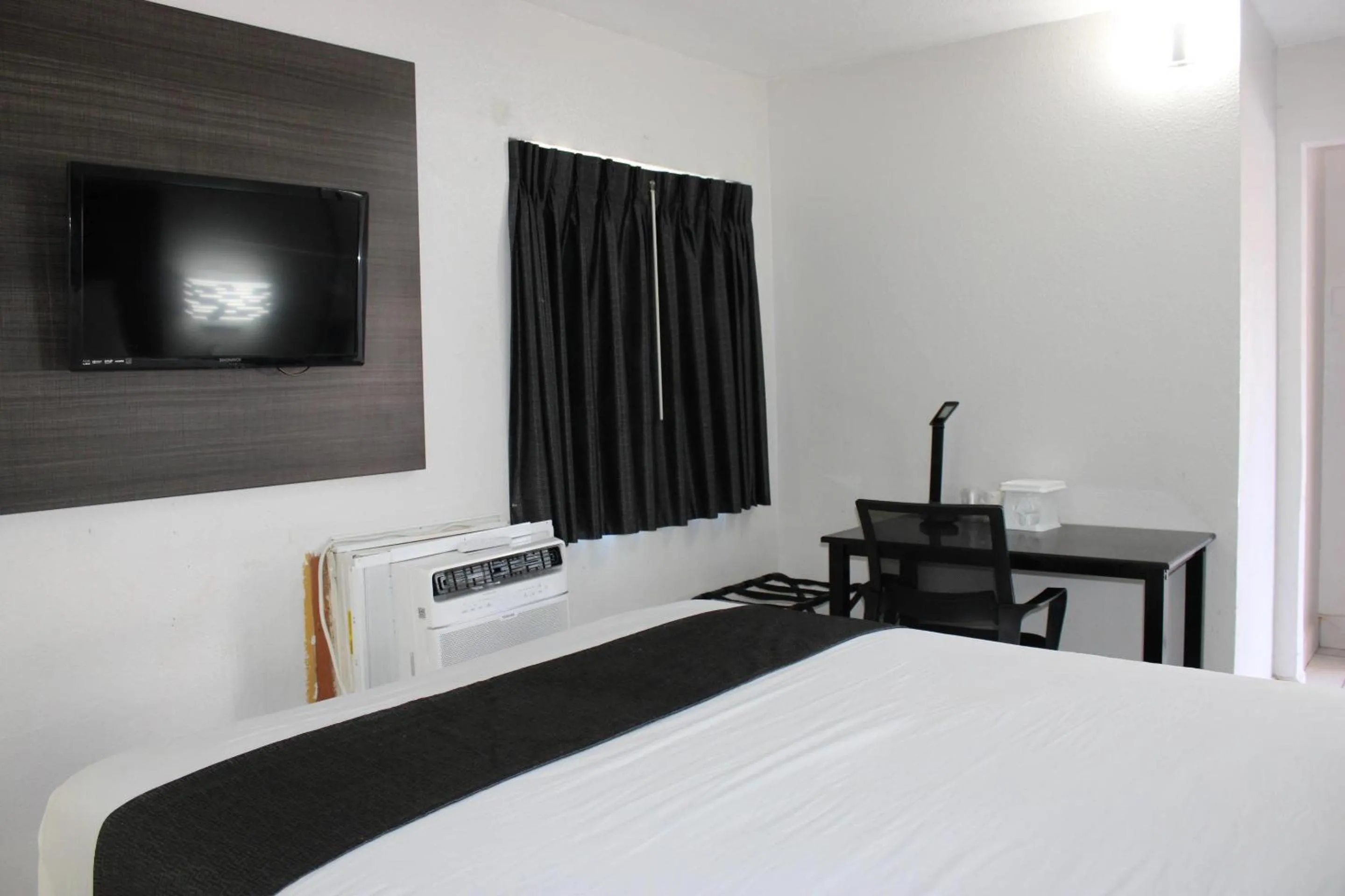 Bedroom, Bed in Rodeway Inn Yuma Downtown