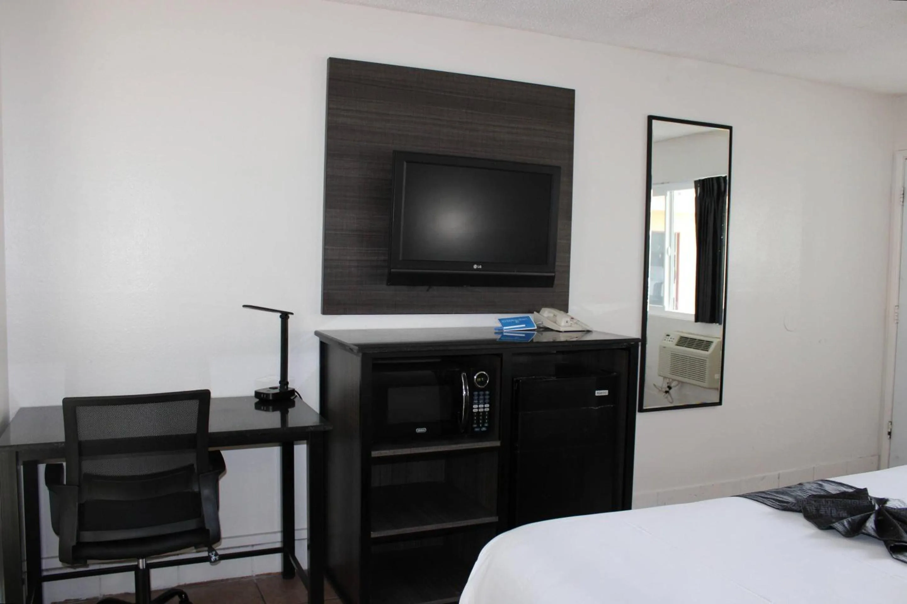 Bedroom, Bed in Rodeway Inn Yuma Downtown