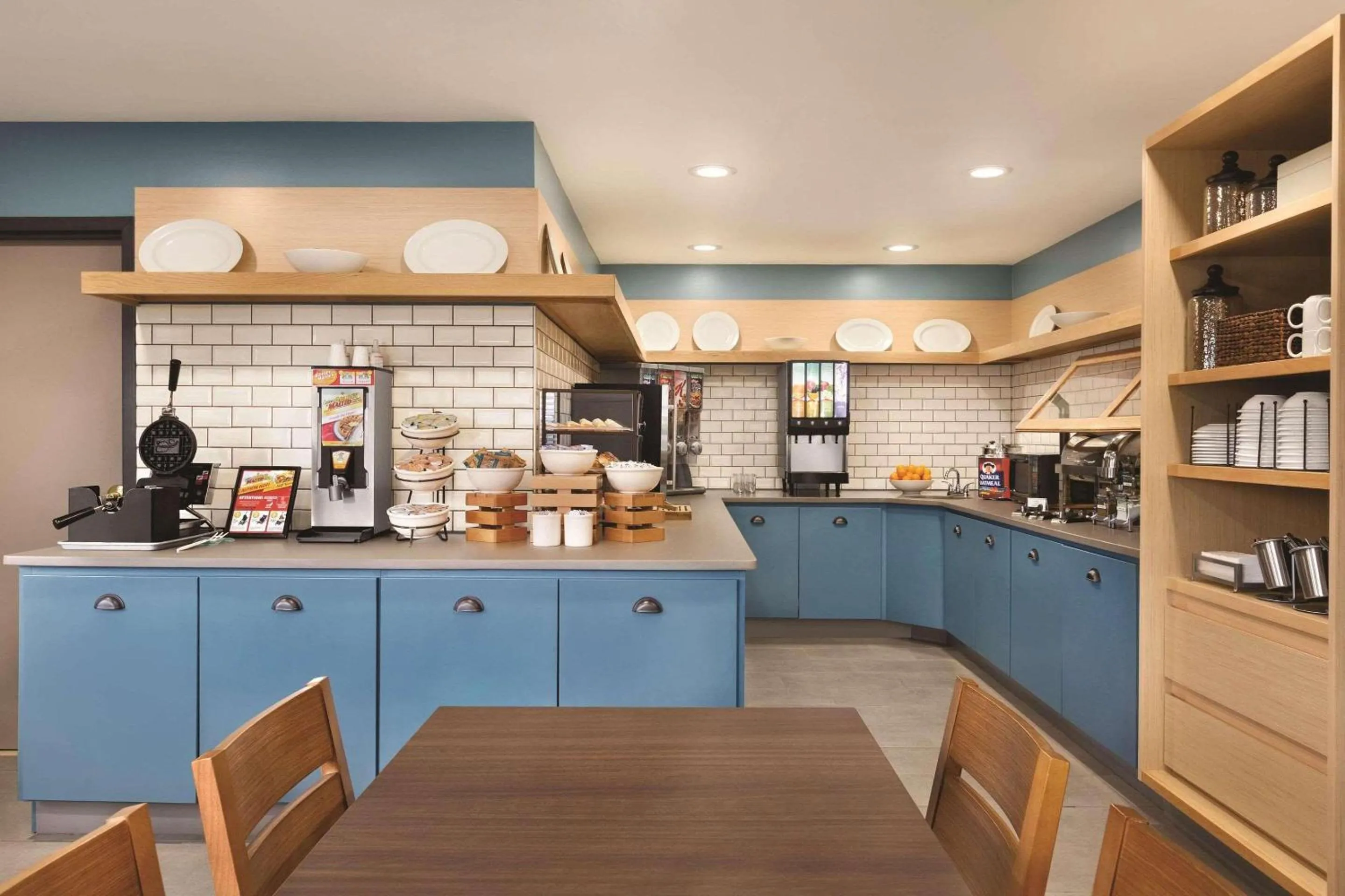 Breakfast in Country Inn & Suites by Radisson, Lawrenceville, GA