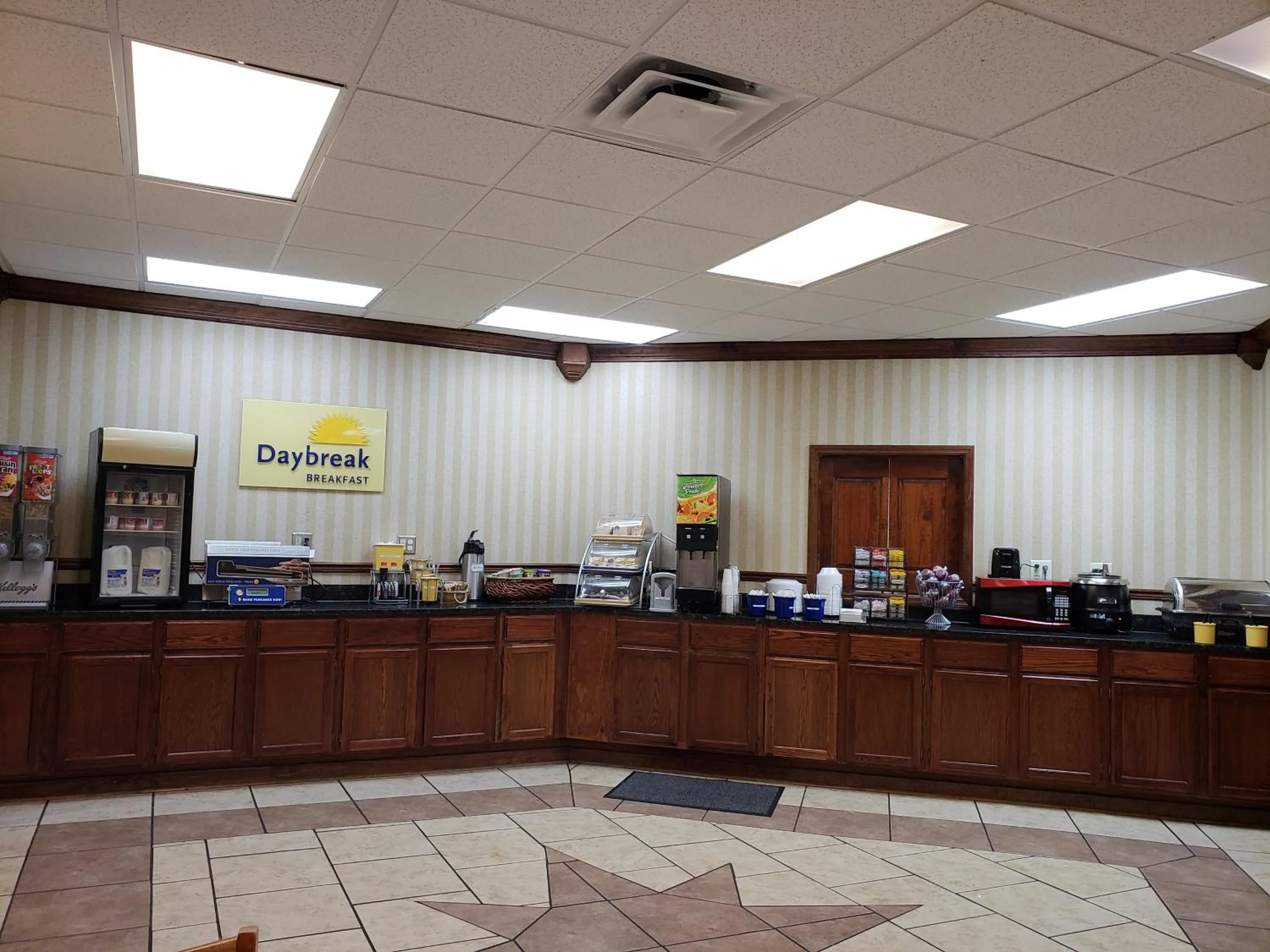 Breakfast in Days Inn by Wyndham Columbus-North Fort Moore