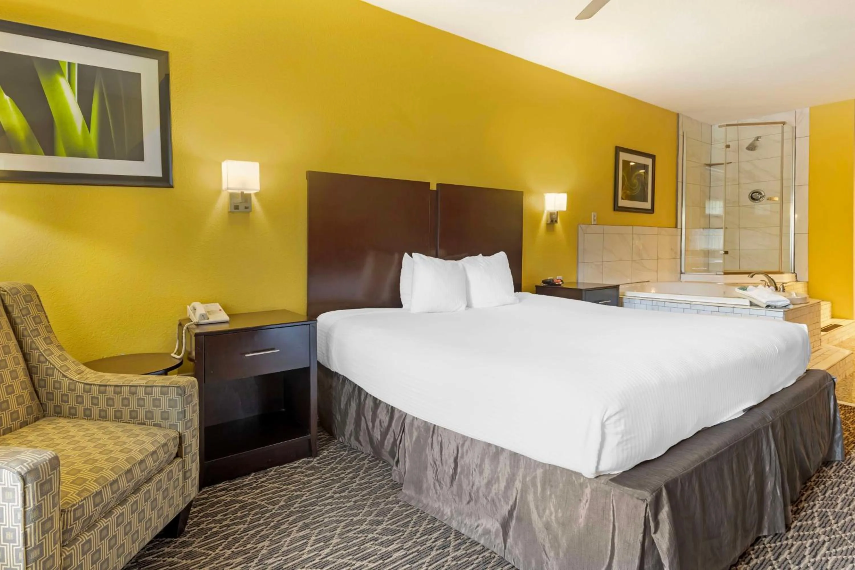 Photo of the whole room, Bed in Best Western West Monroe Inn