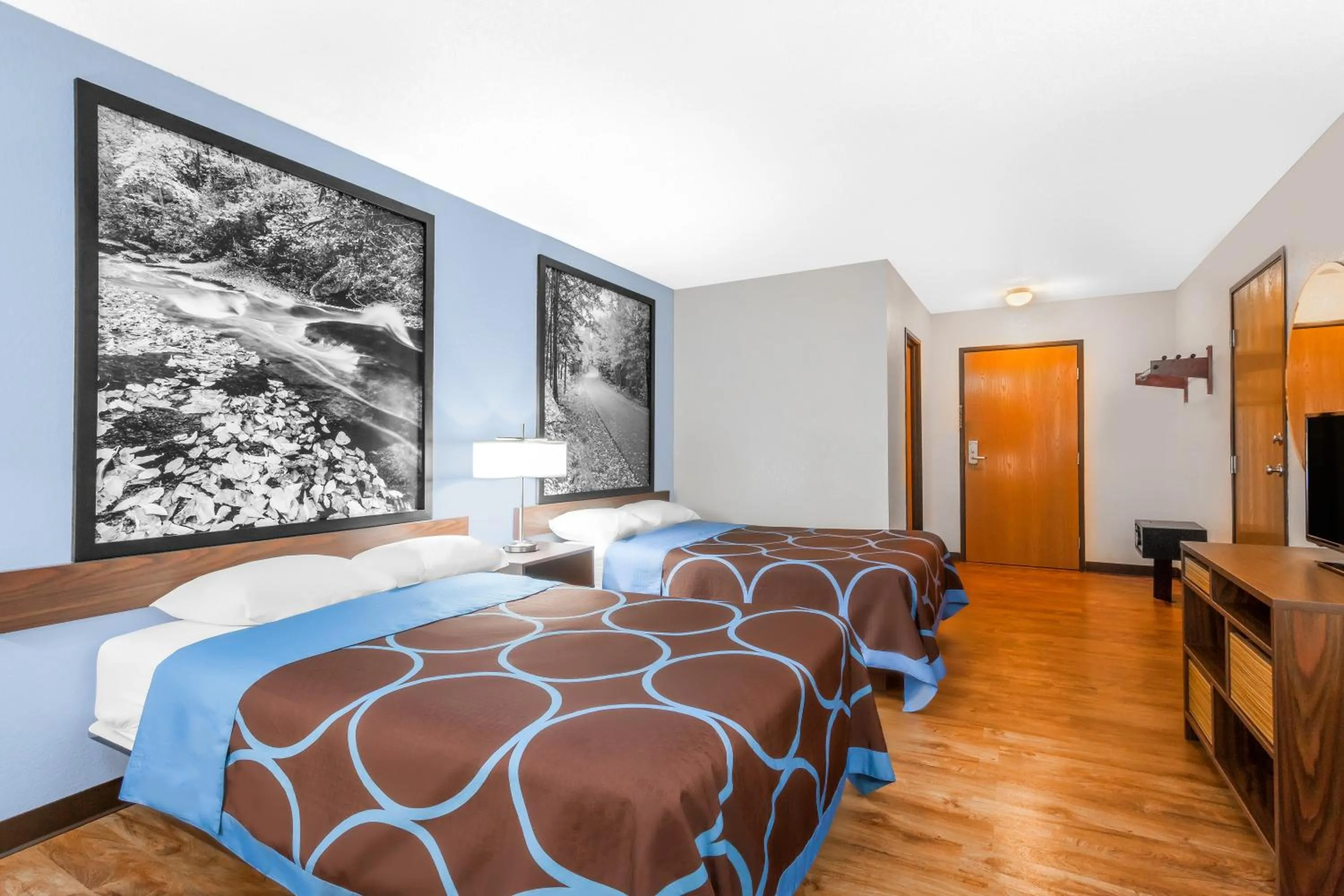 Photo of the whole room, Bed in Super 8 by Wyndham Oneonta/Cooperstown