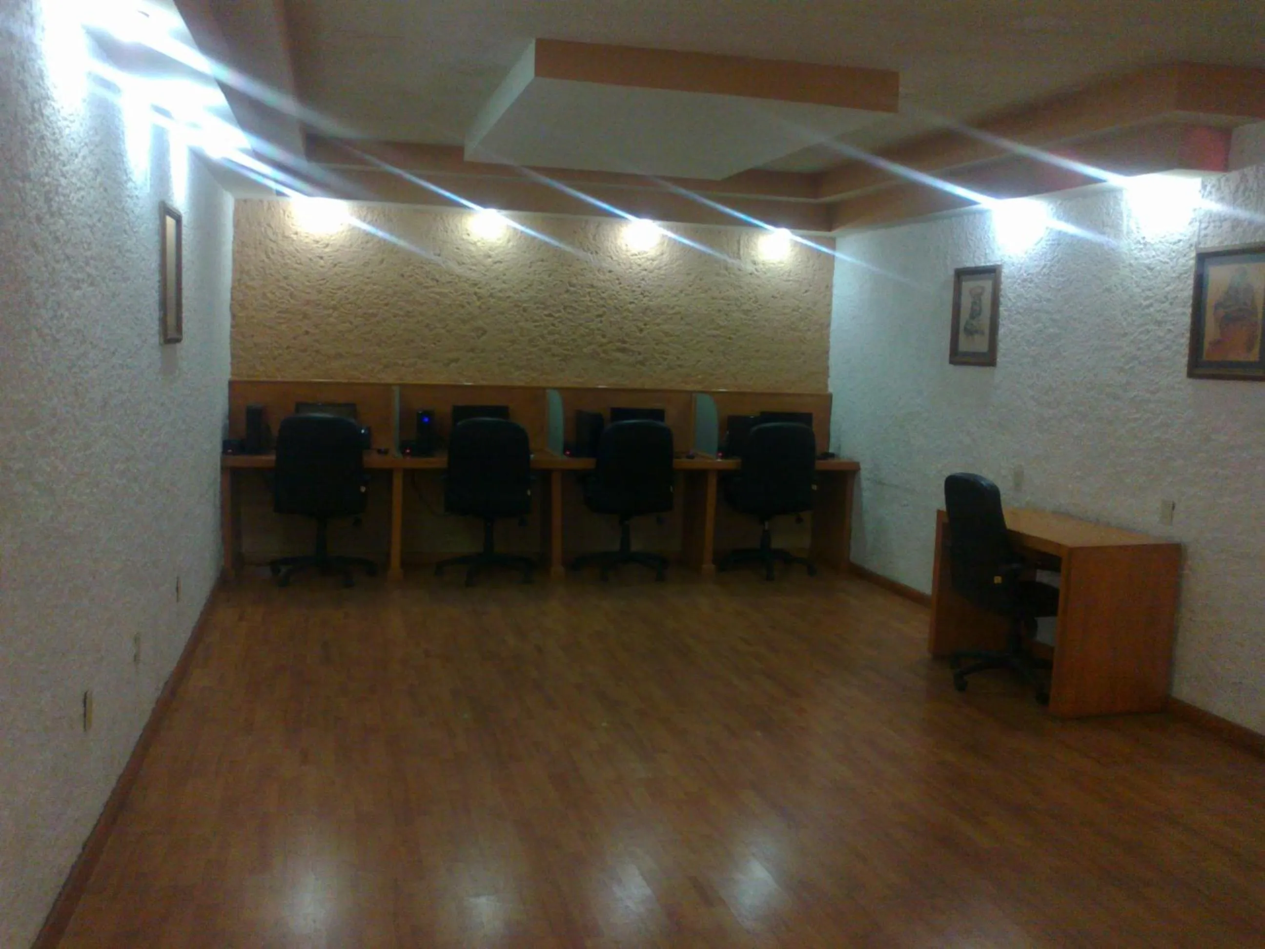 Business facilities in Meson de la Merced