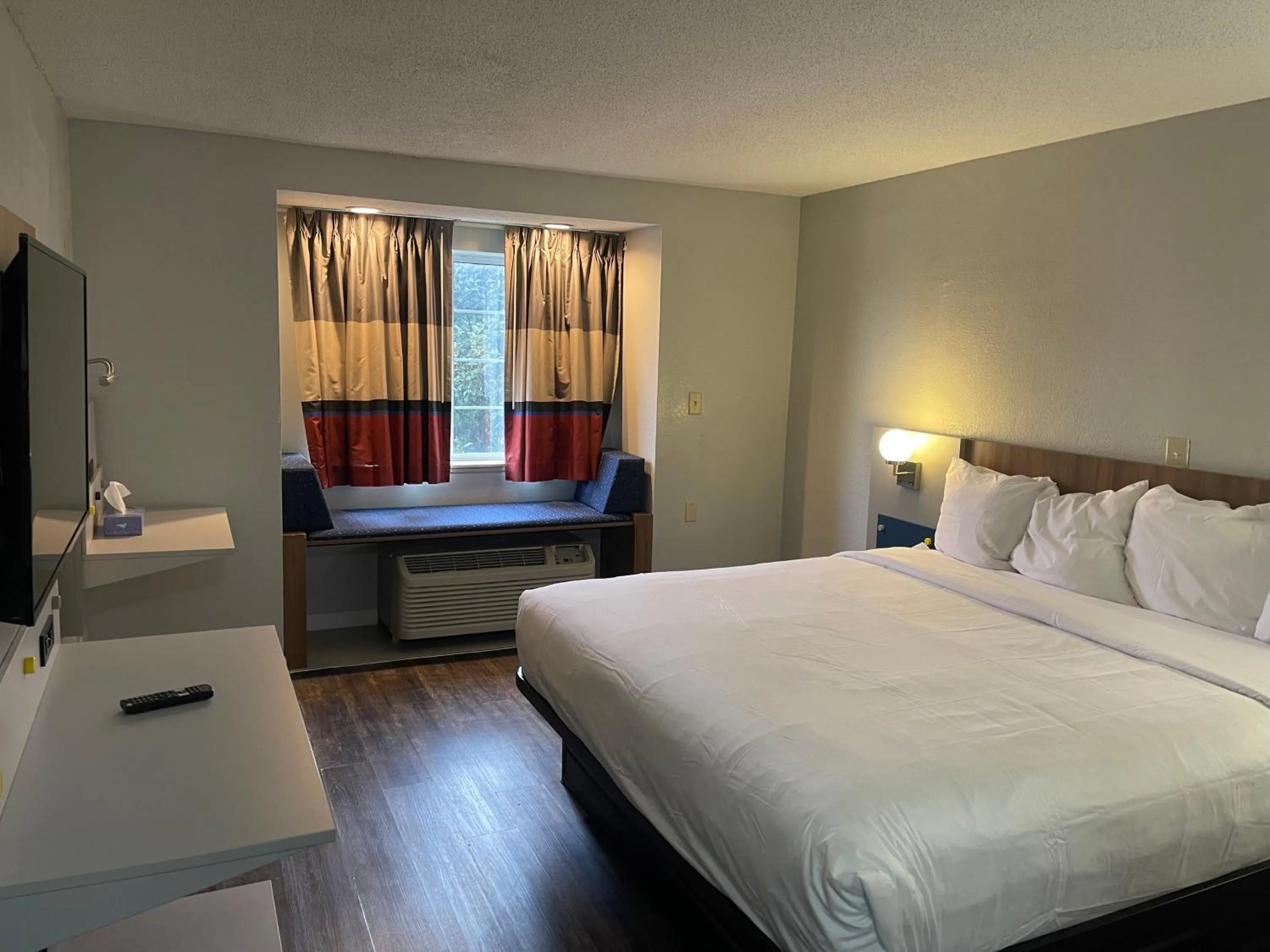 Photo of the whole room, Bed in Microtel Inn by Wyndham Atlanta Airport
