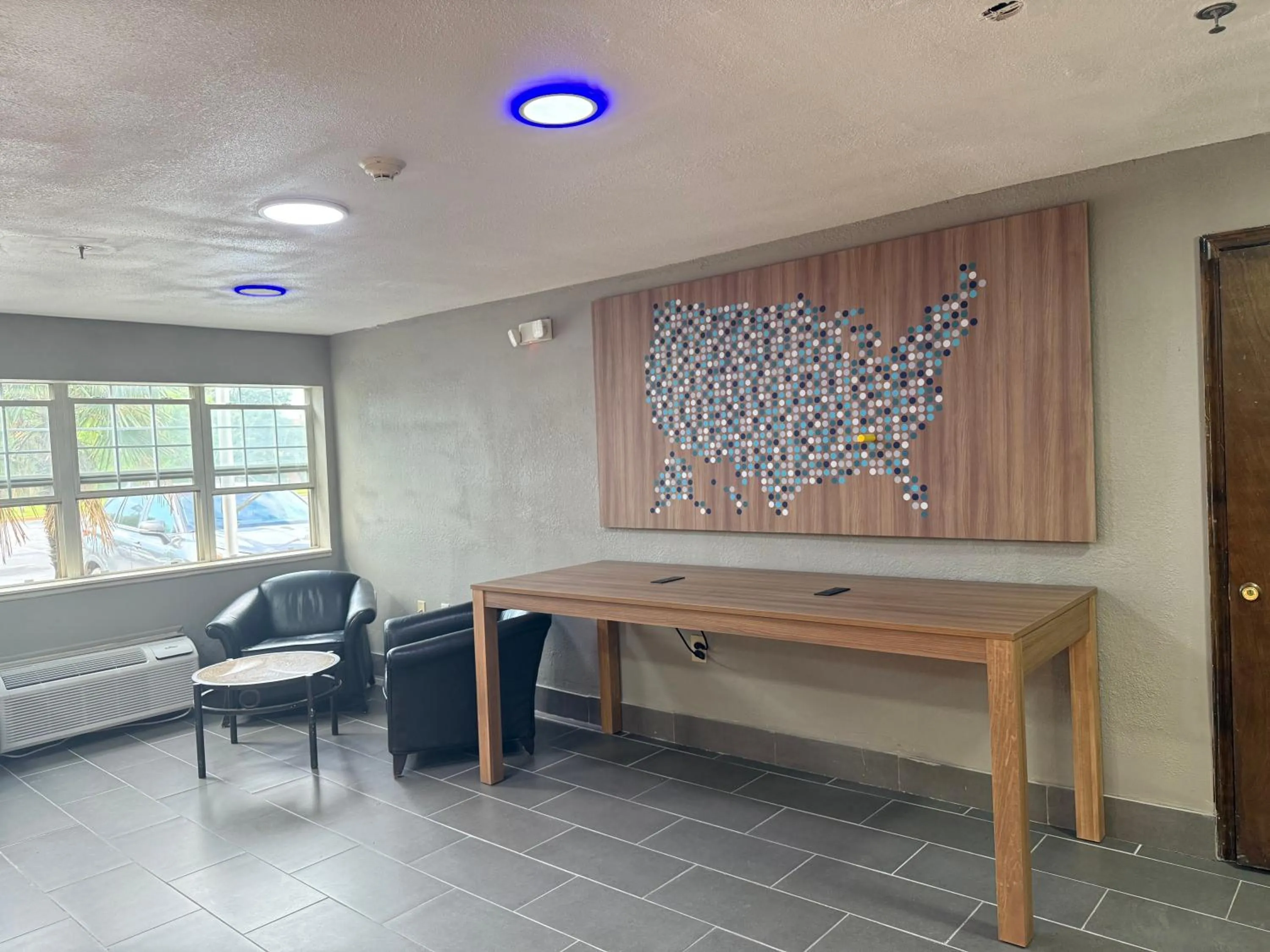 Seating area in Microtel Inn by Wyndham Atlanta Airport