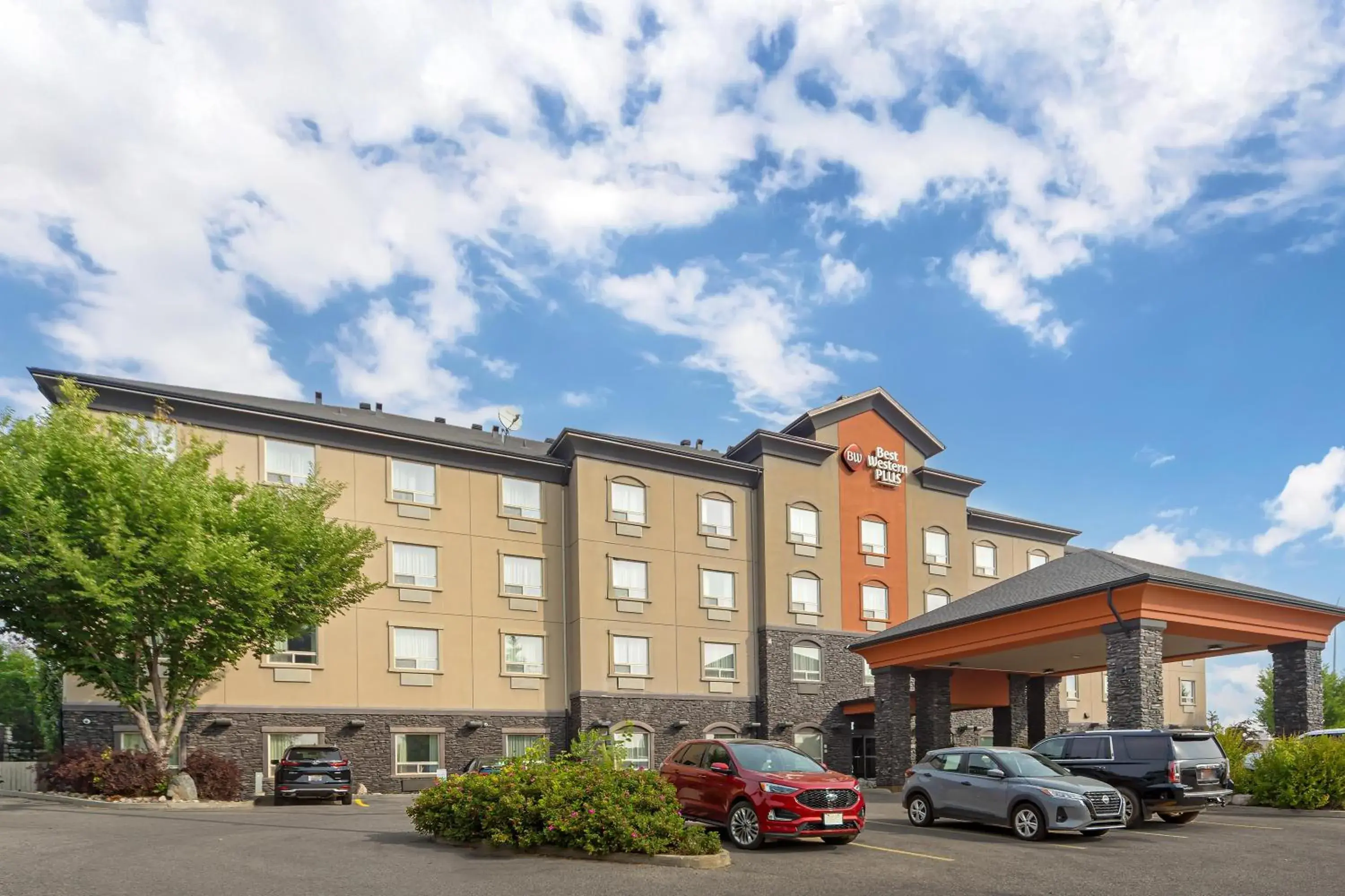 Property building in Best Western Plus St Albert Property building in Best Western Plus St Albert