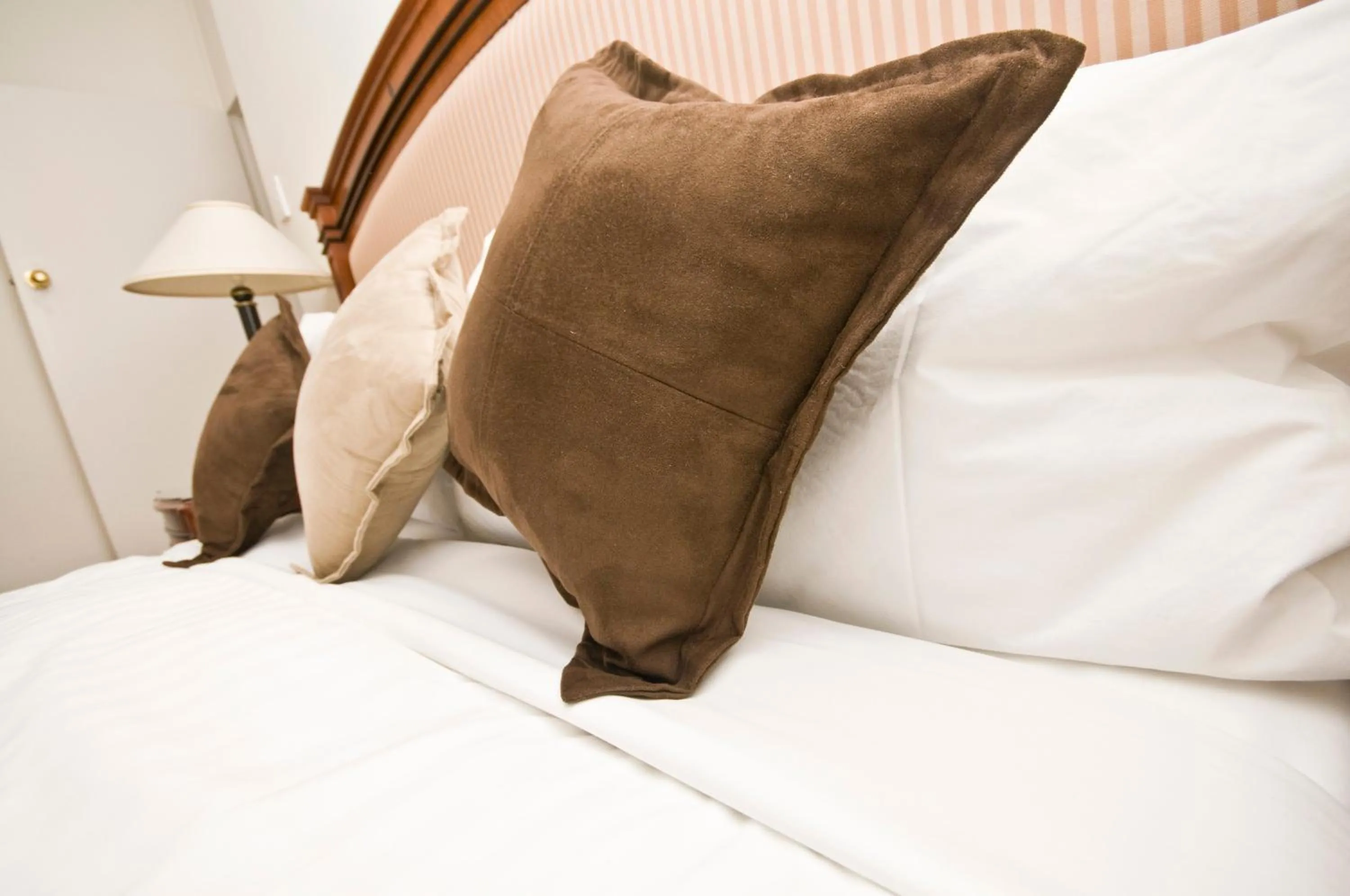 Bed in Country Plaza Motel