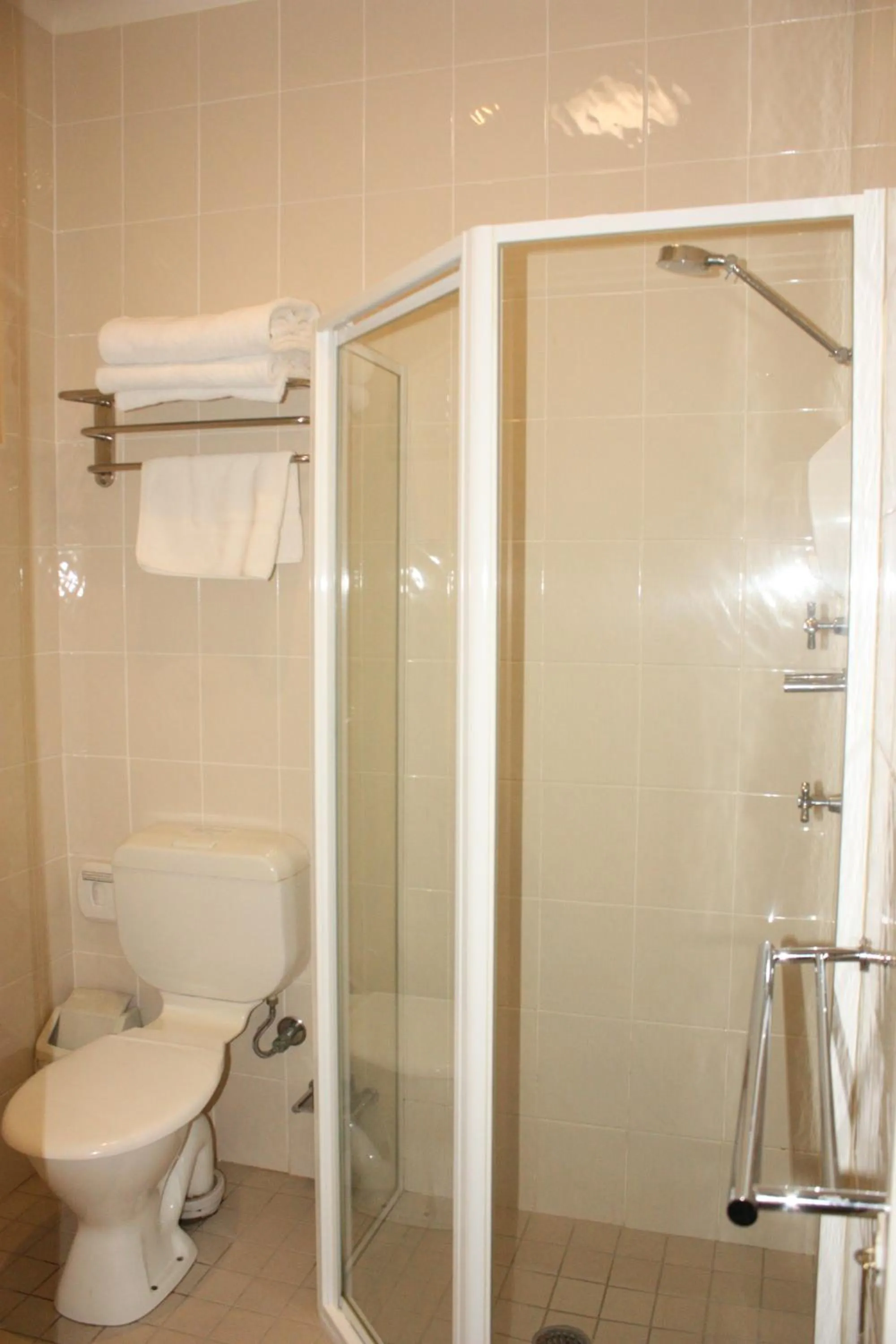 Bathroom in Country Plaza Motel