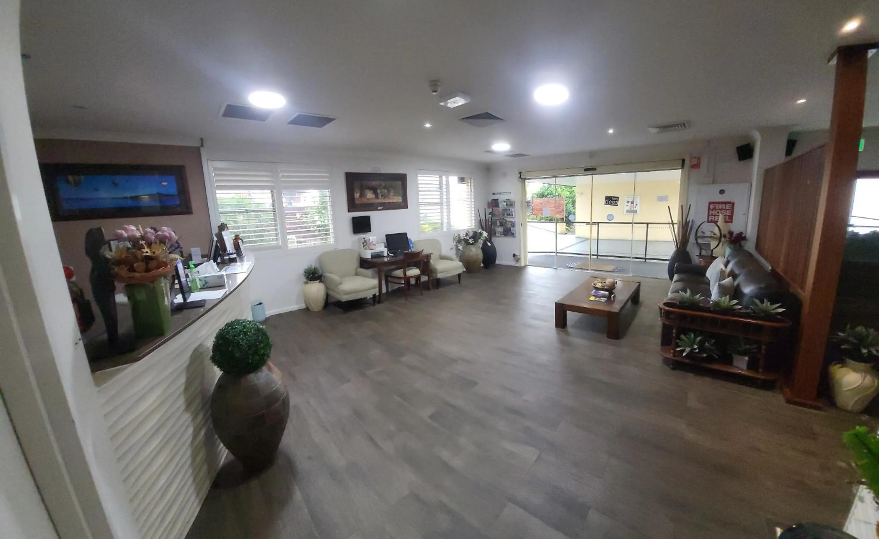 Lobby or reception in Country Plaza Motel