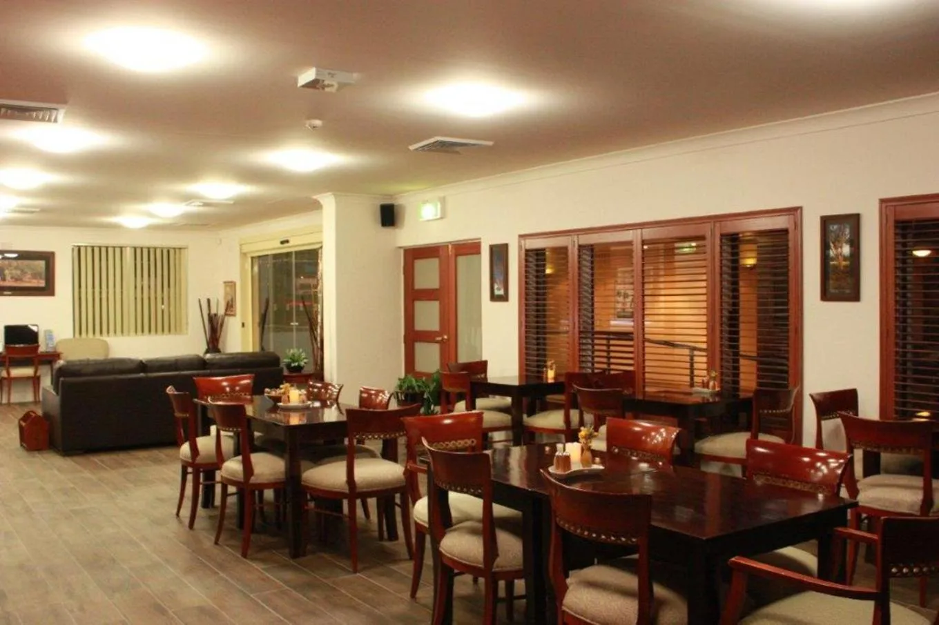 Restaurant/places to eat in Country Plaza Motel