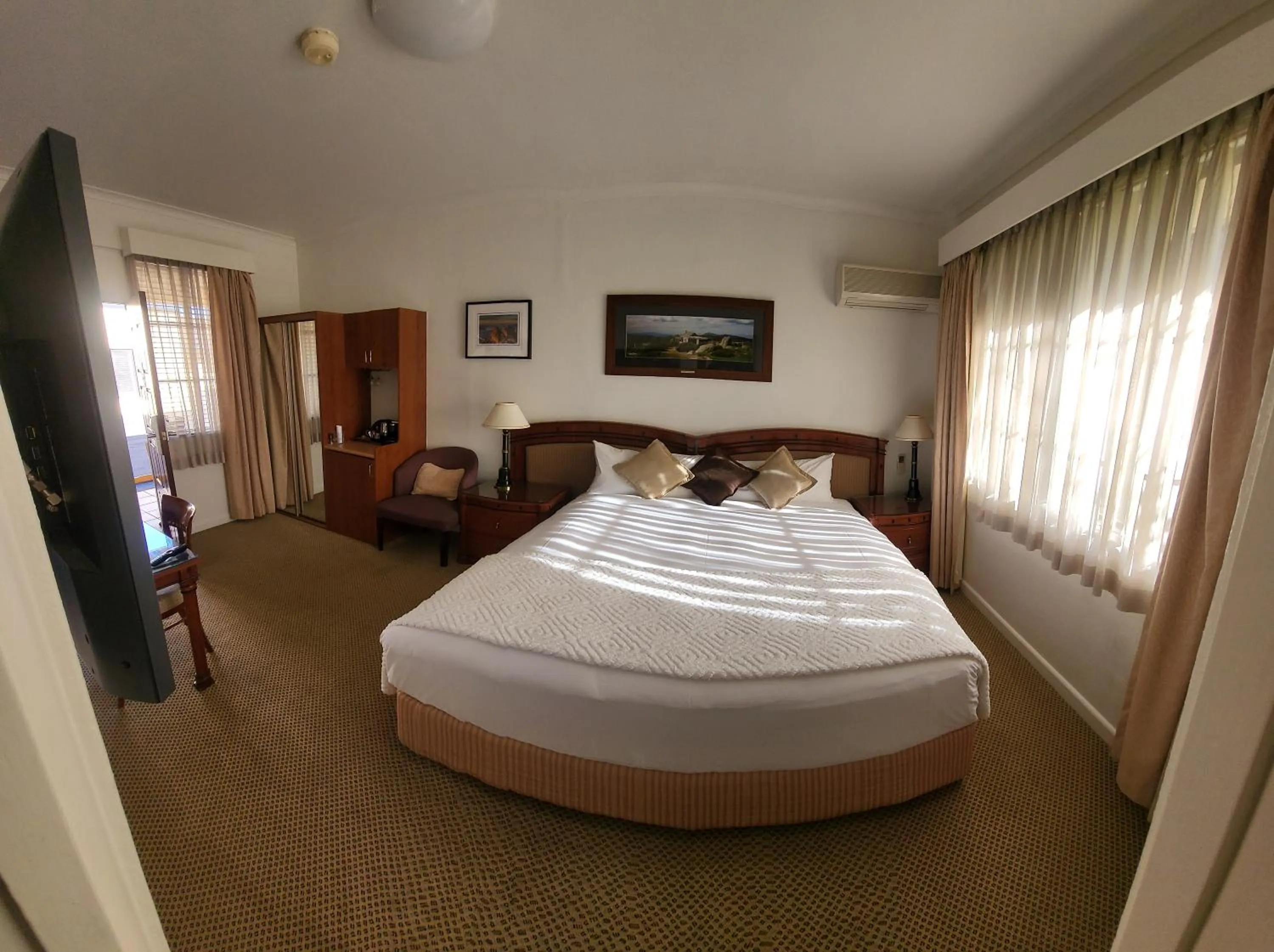 Photo of the whole room, Bed in Country Plaza Motel