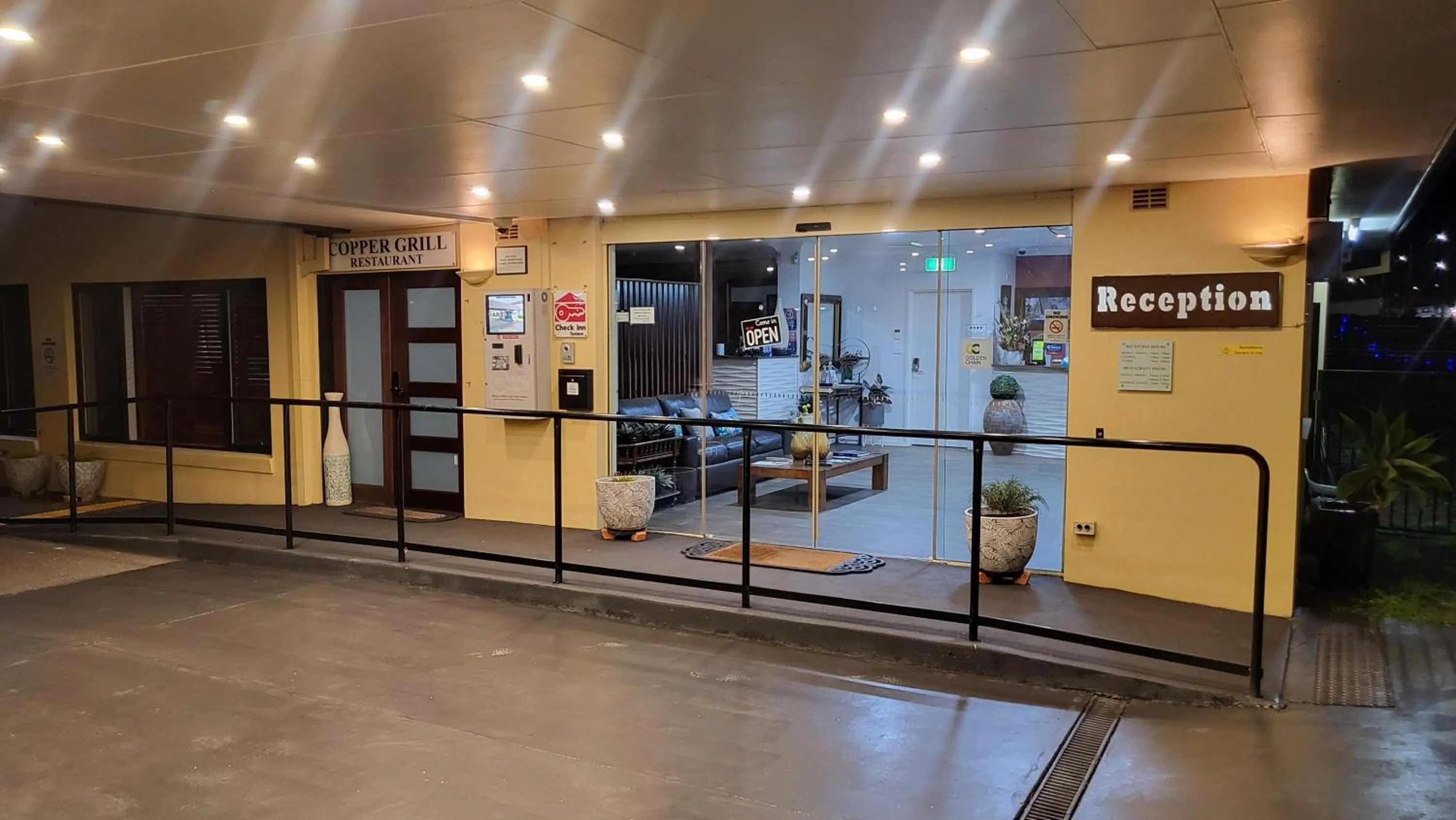 Property building in Country Plaza Motel