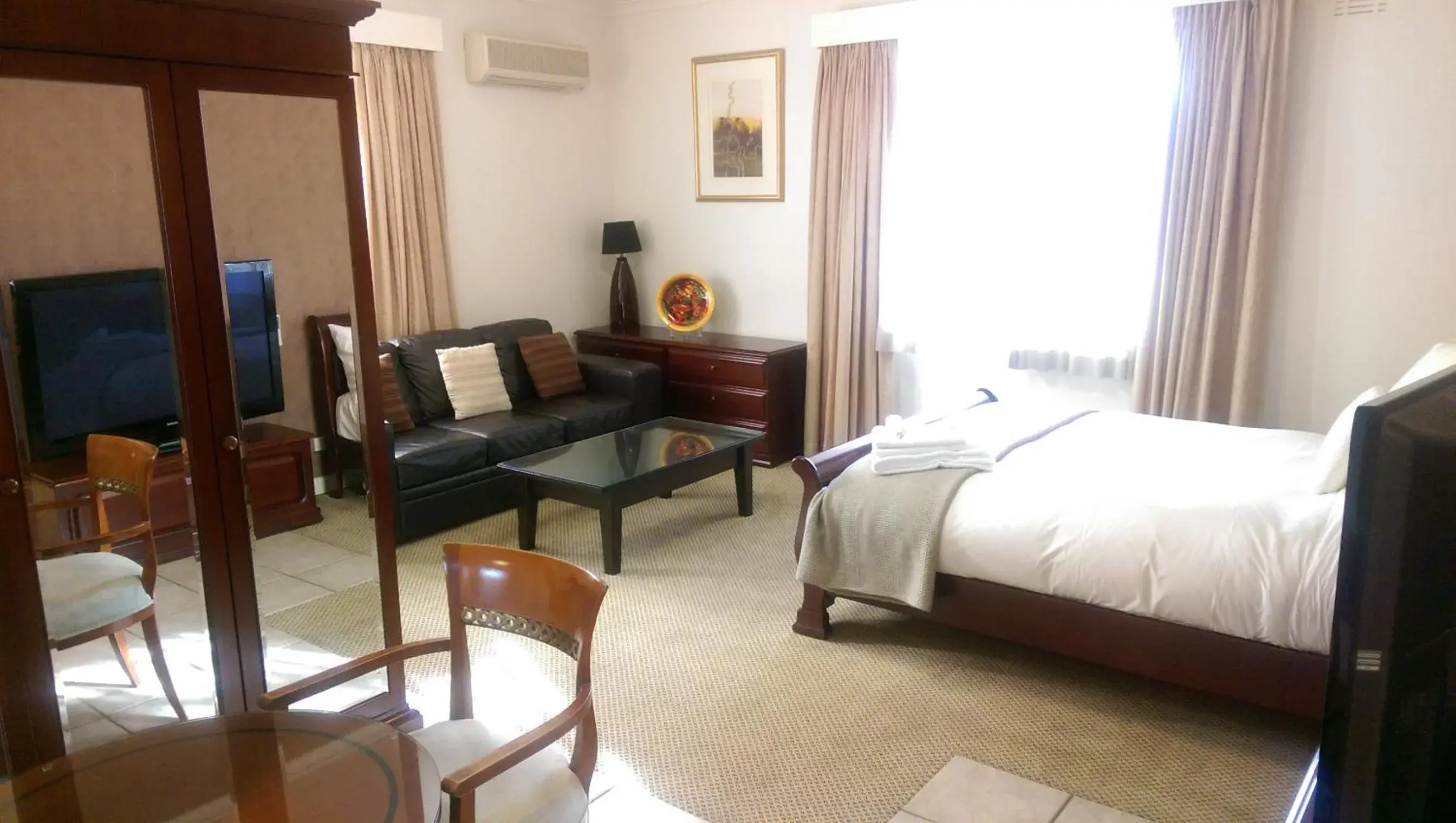 Photo of the whole room, Bed in Country Plaza Motel Photo of the whole room, Bed in Country Plaza Motel