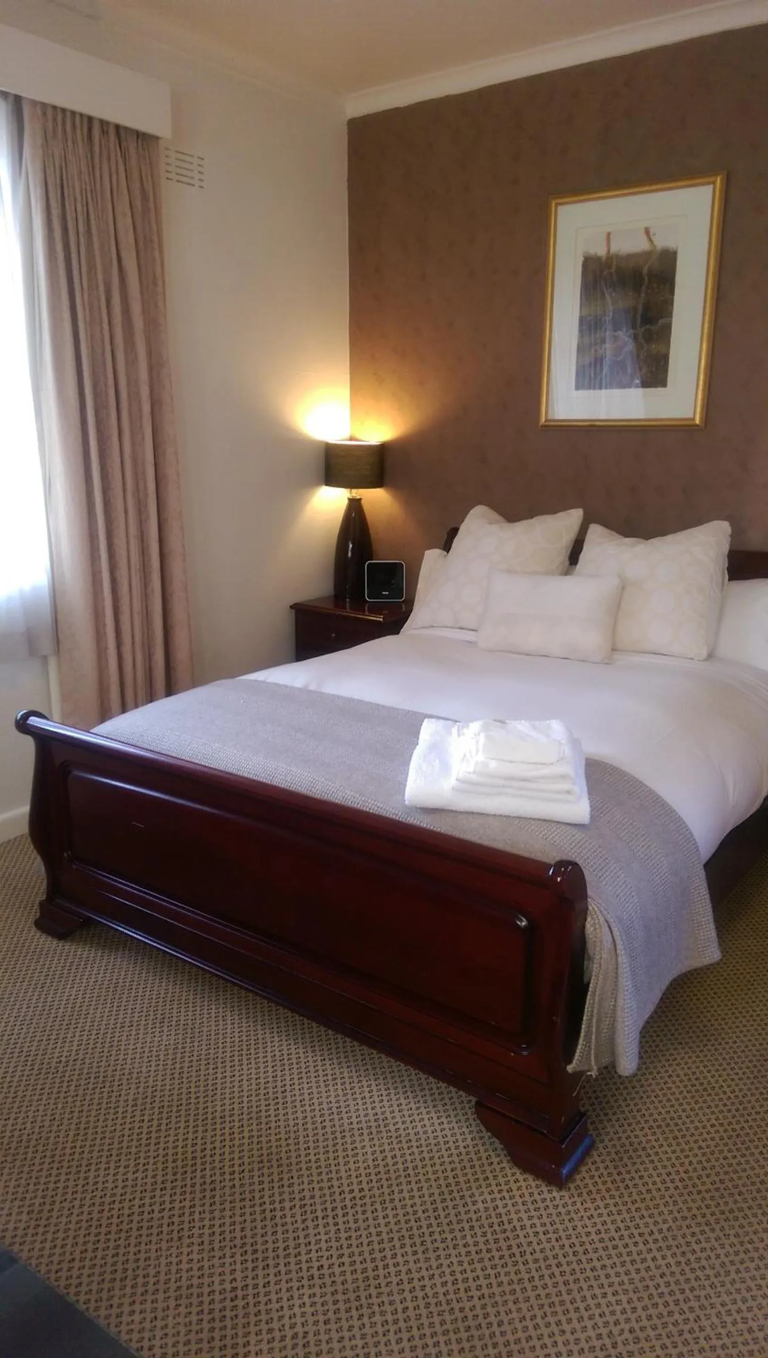 Bed in Country Plaza Motel