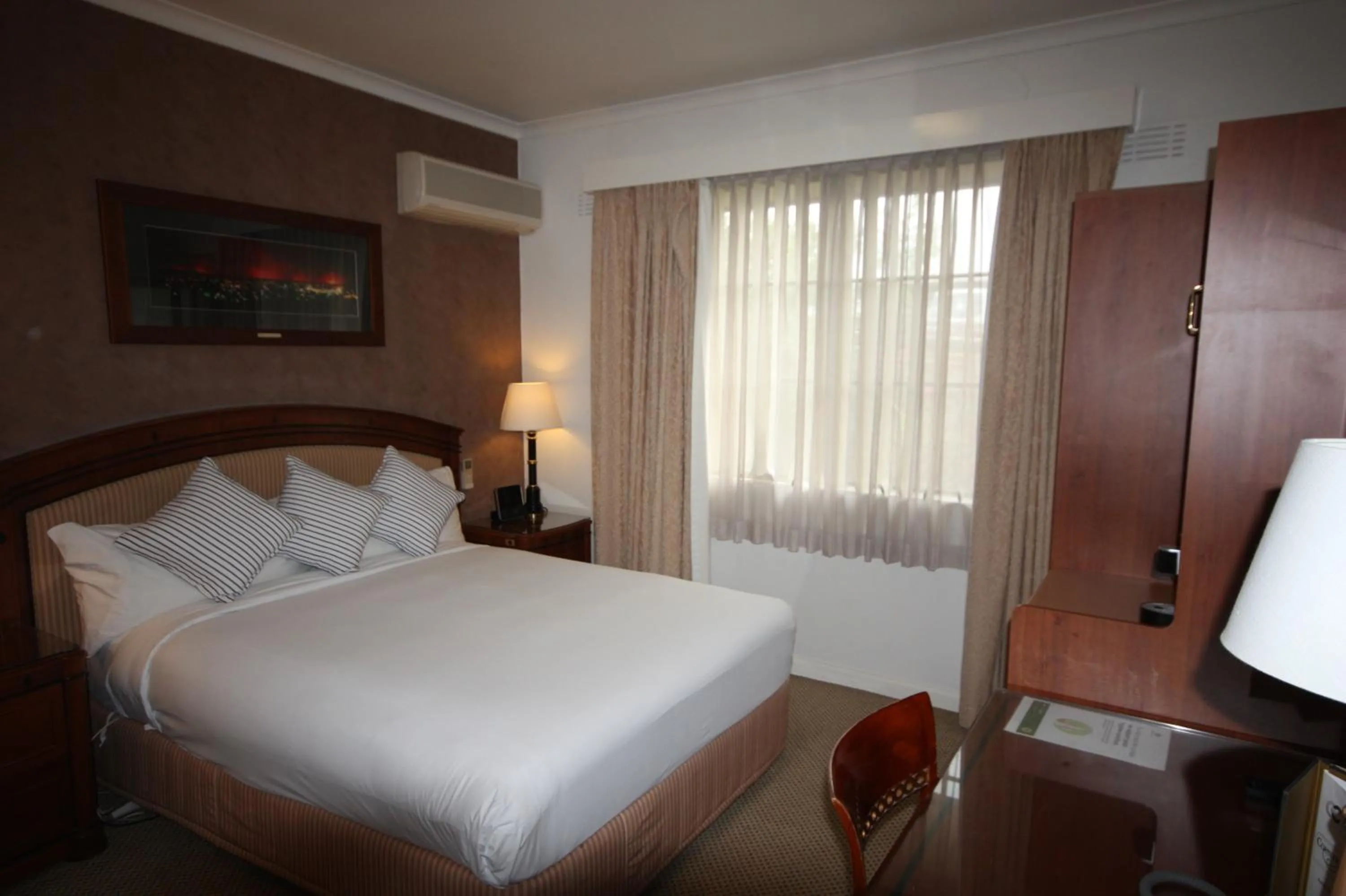 Bedroom, Bed in Country Plaza Motel