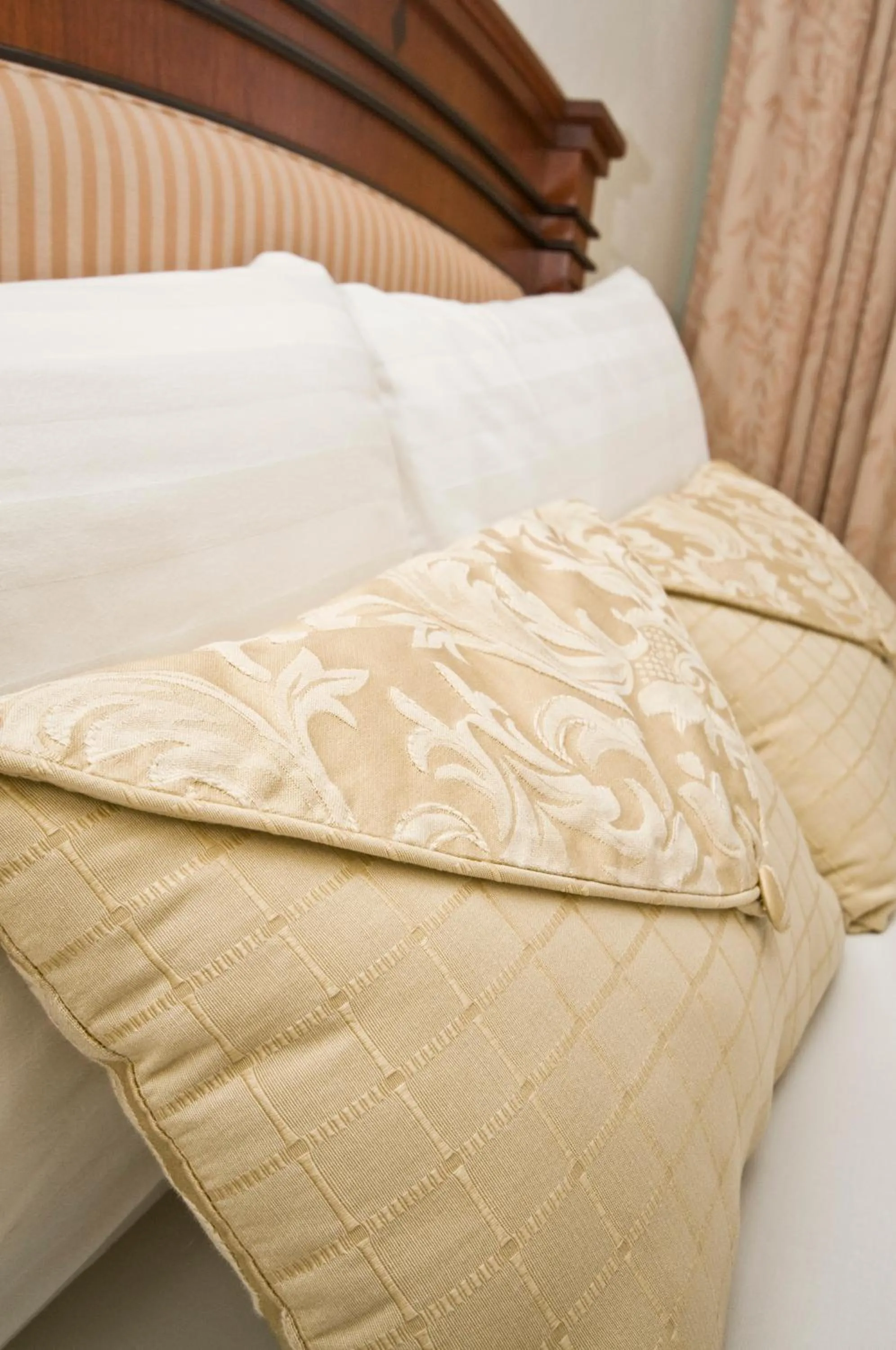 Bed in Country Plaza Motel