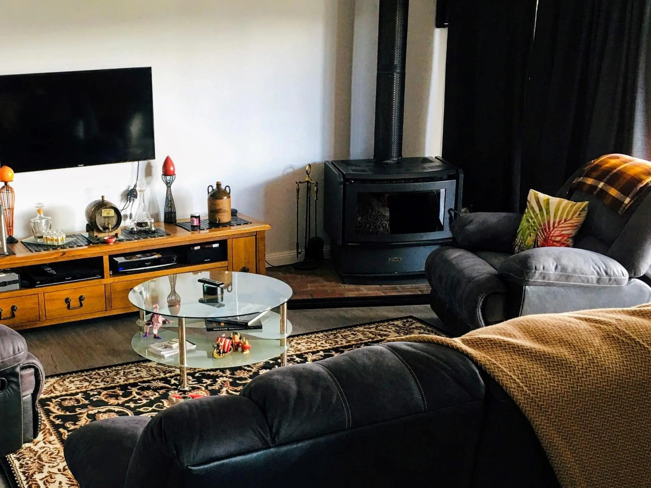 Communal lounge/ TV room in Storm Bay B&B