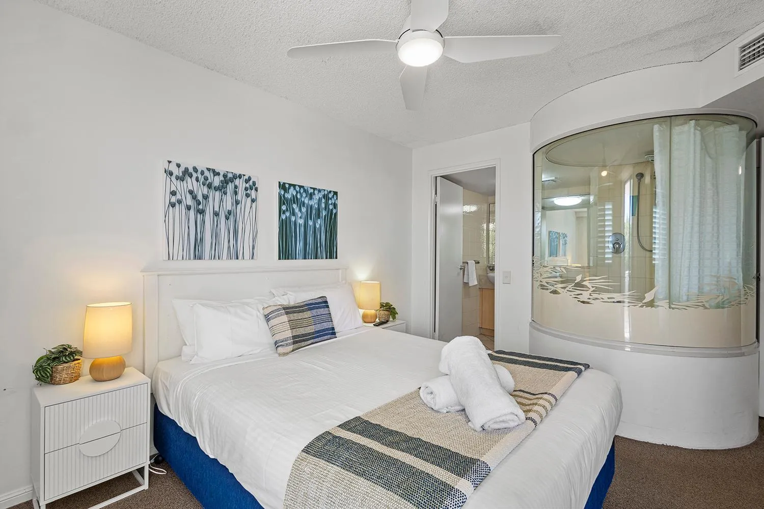 Bed in Grand Palais Boolarong Beachside Apartments