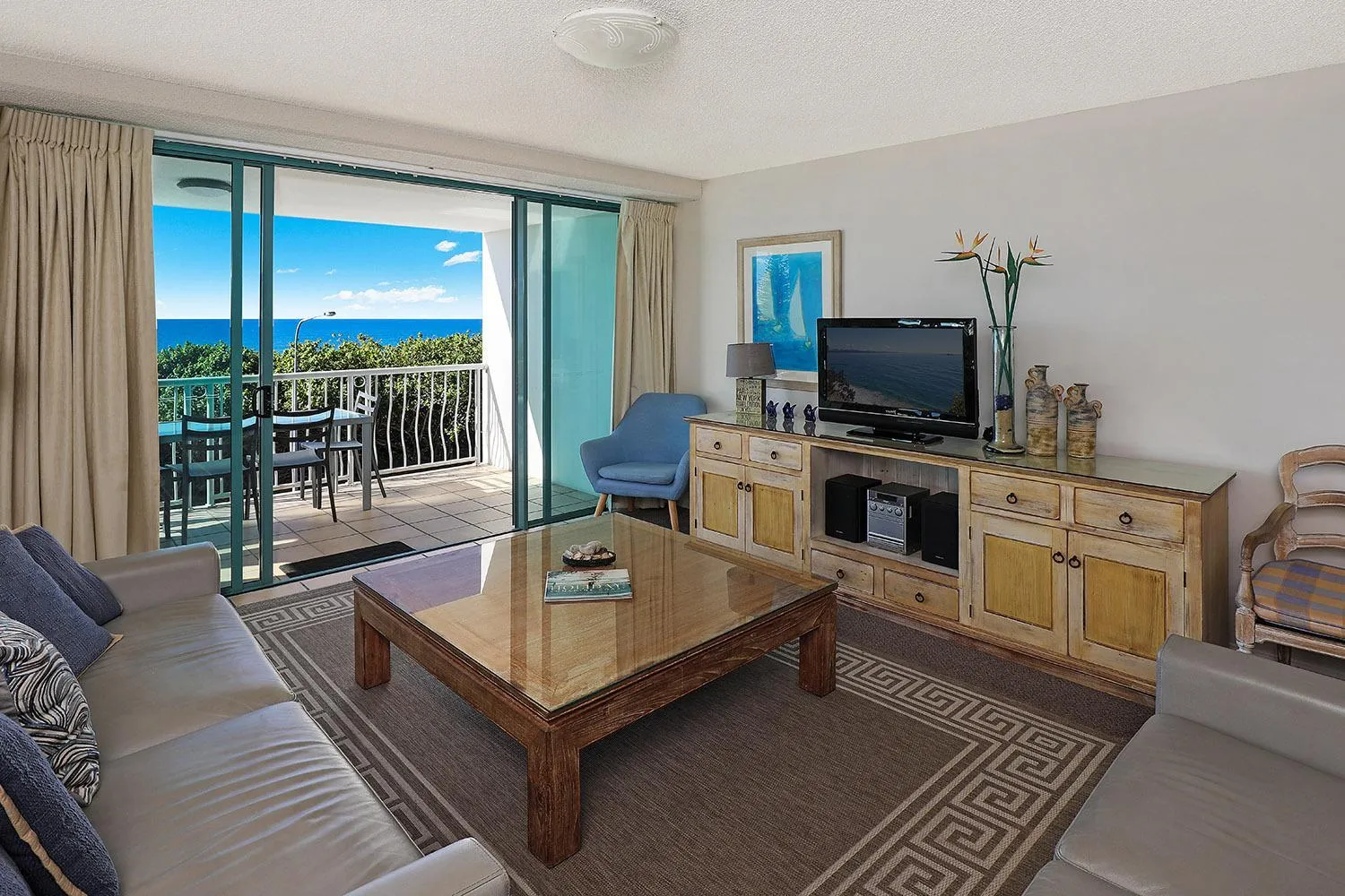 TV and multimedia in Grand Palais Boolarong Beachside Apartments