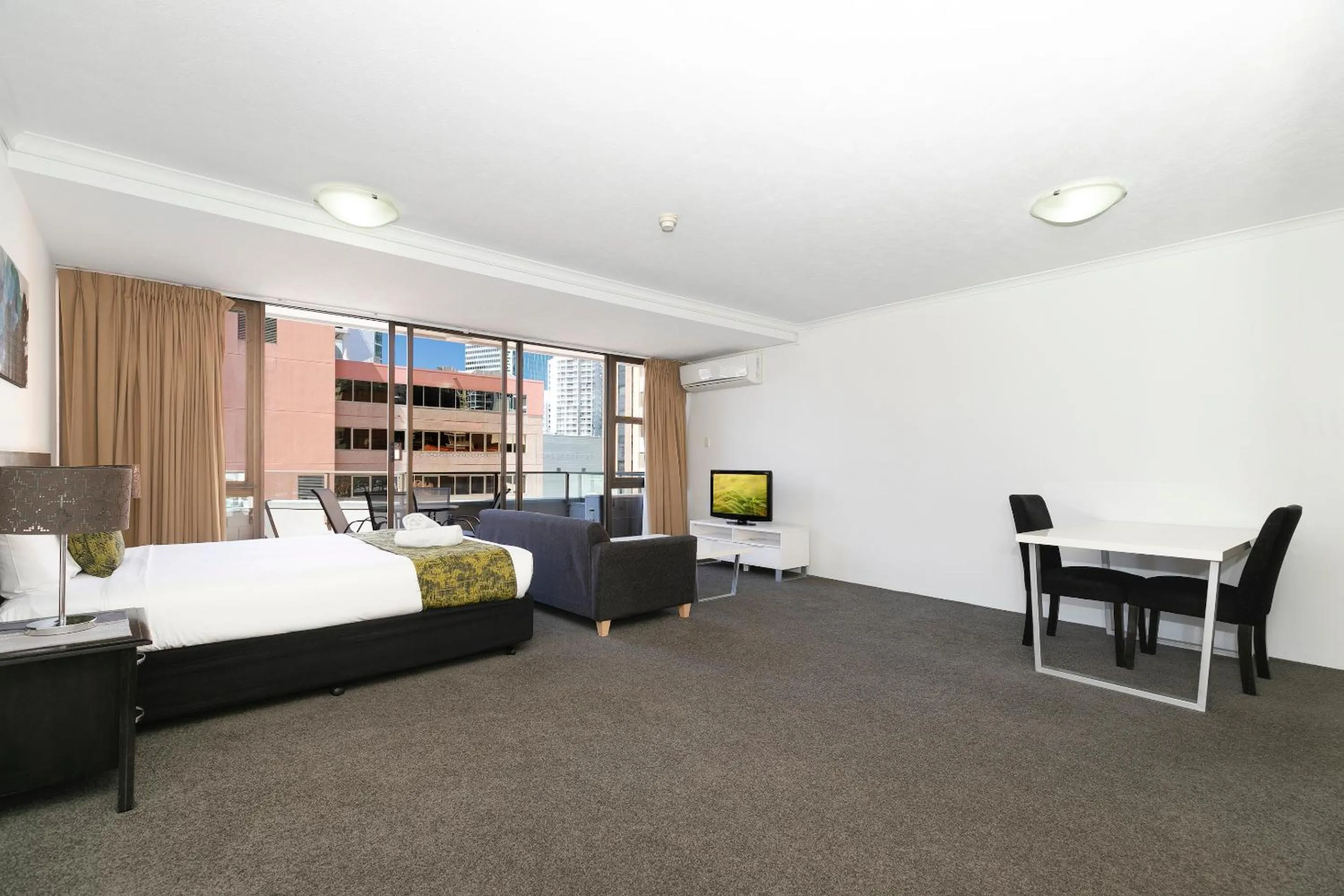 Dining area, Bed in The Astor Apartments