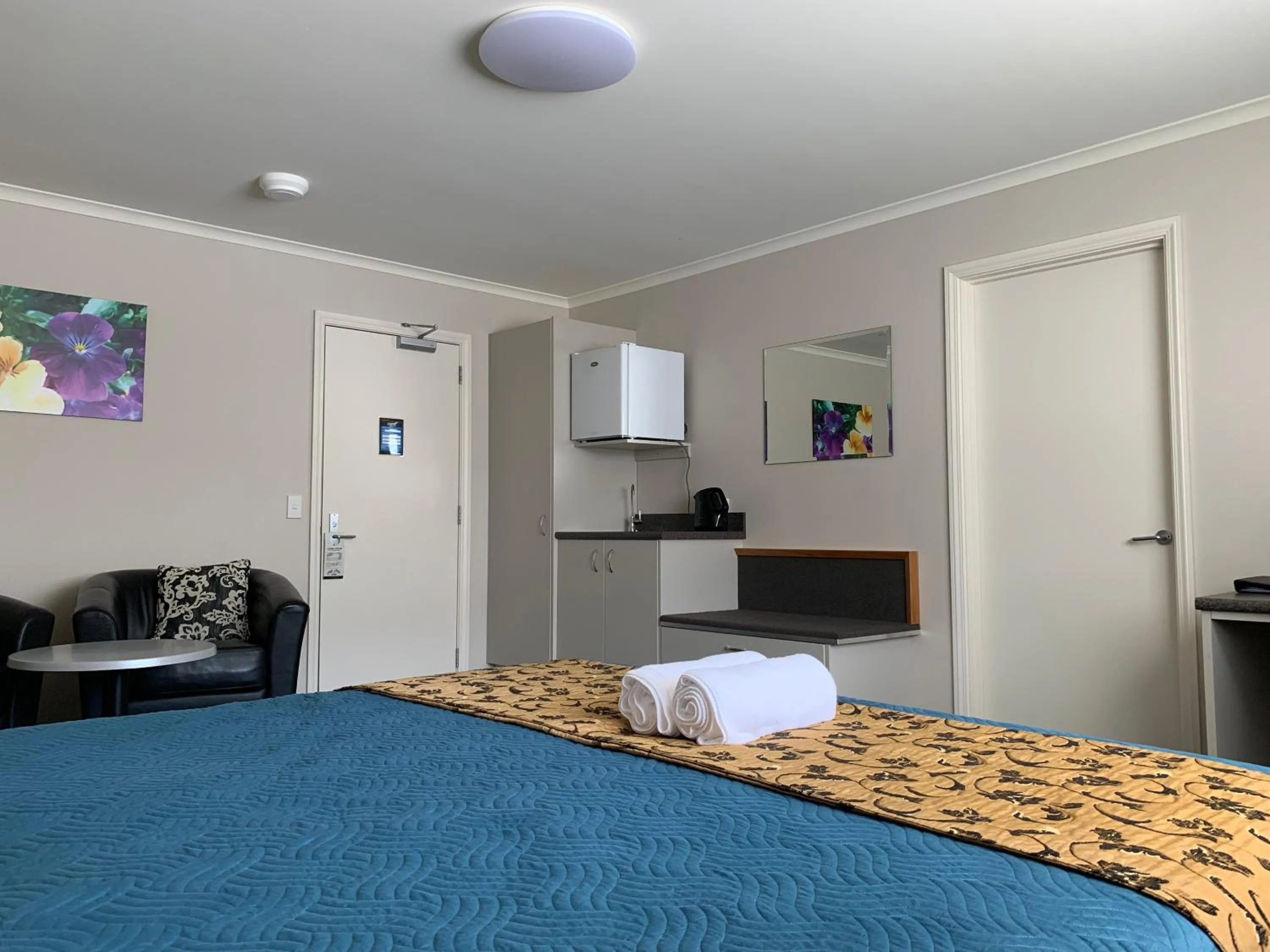 Photo of the whole room, Bed in High Peaks Hotel