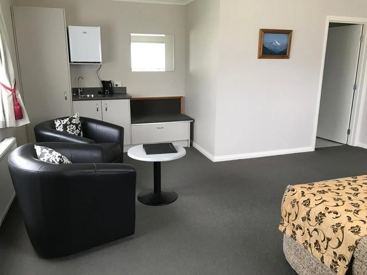 Photo of the whole room in High Peaks Hotel