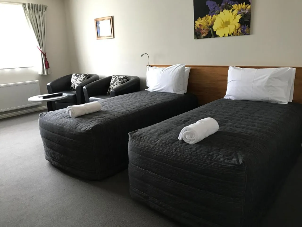 Photo of the whole room, Bed in High Peaks Hotel