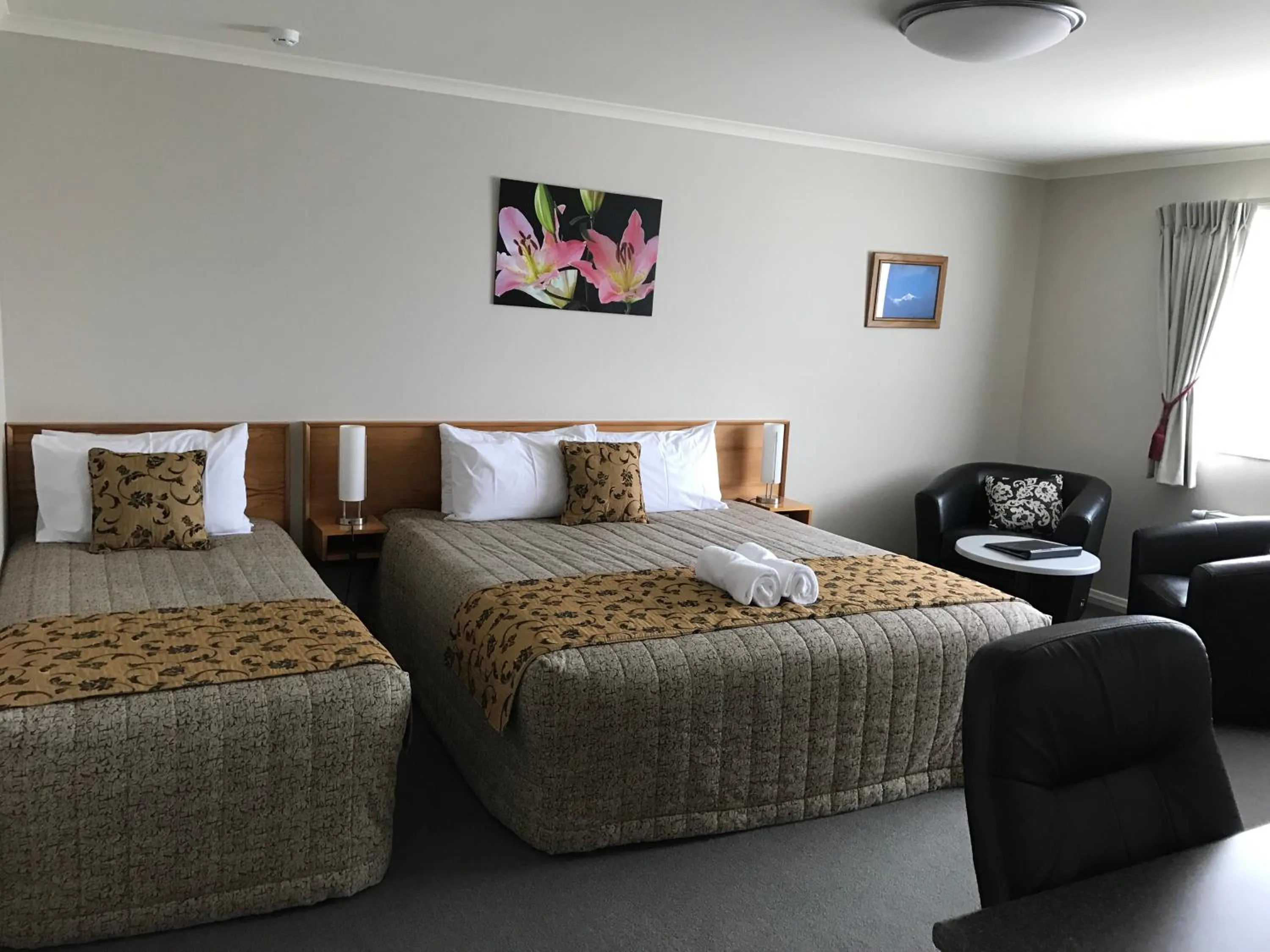 Photo of the whole room, Bed in High Peaks Hotel