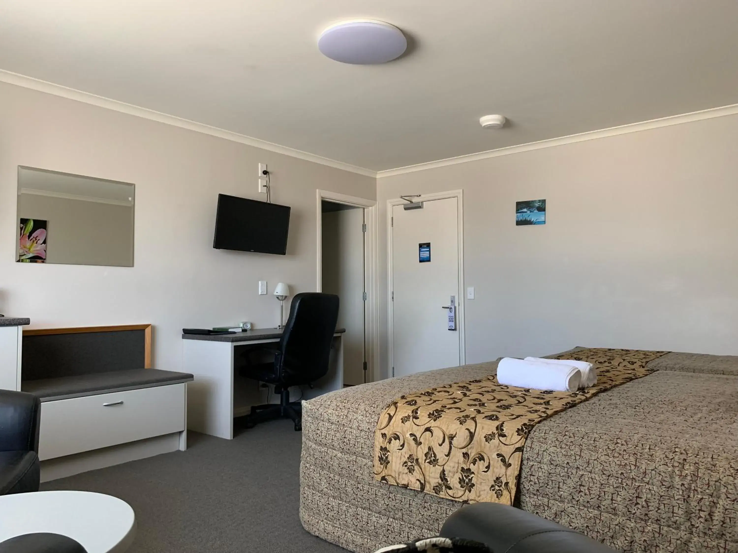 Photo of the whole room, Bed in High Peaks Hotel Photo of the whole room, Bed in High Peaks Hotel