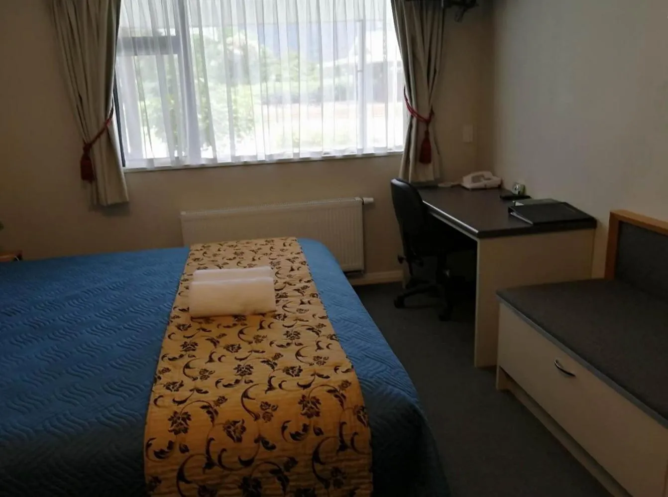 Photo of the whole room, Bed in High Peaks Hotel