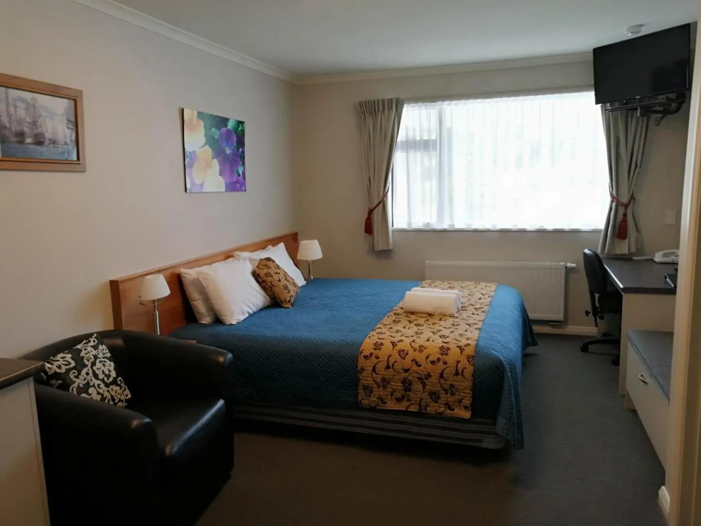 Photo of the whole room, Bed in High Peaks Hotel