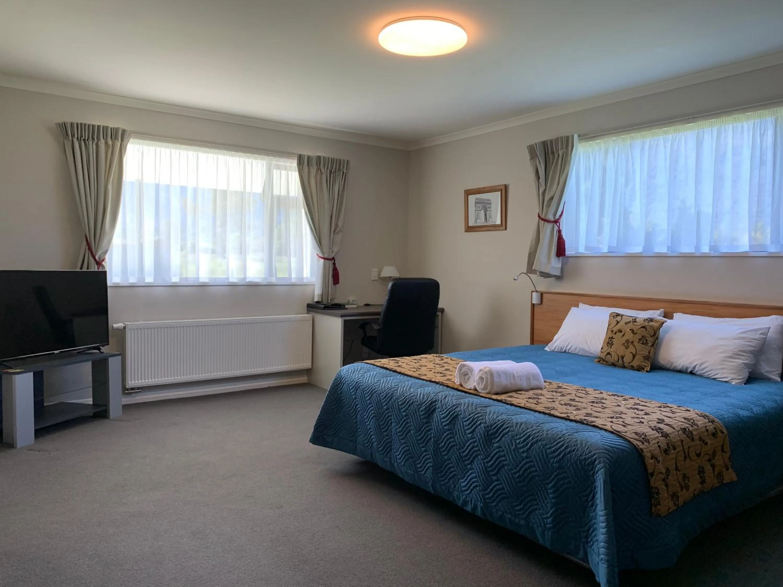 Photo of the whole room, Bed in High Peaks Hotel