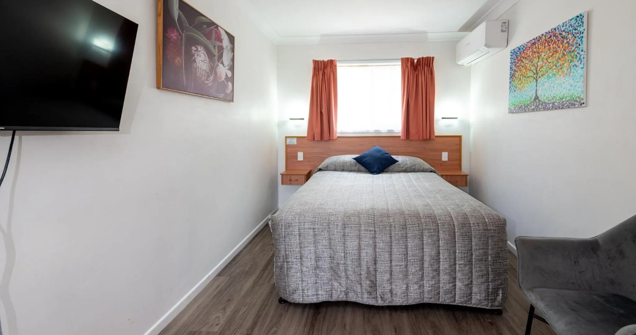 Bedroom, Bed in Riviera on Ruthven