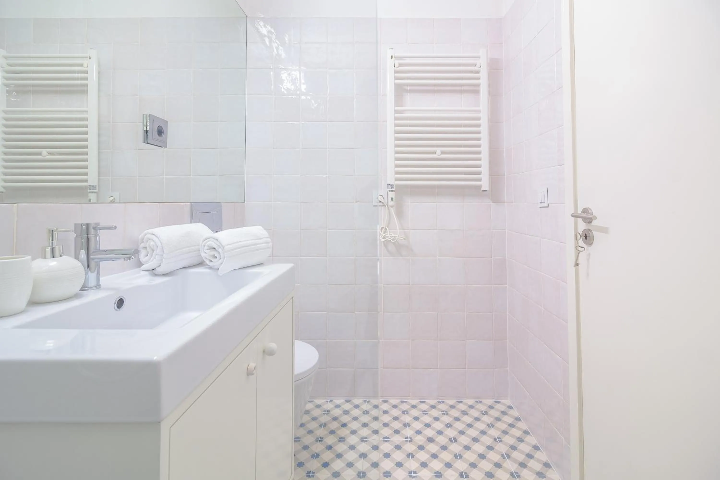 Shower in YOUROPO - The Tower