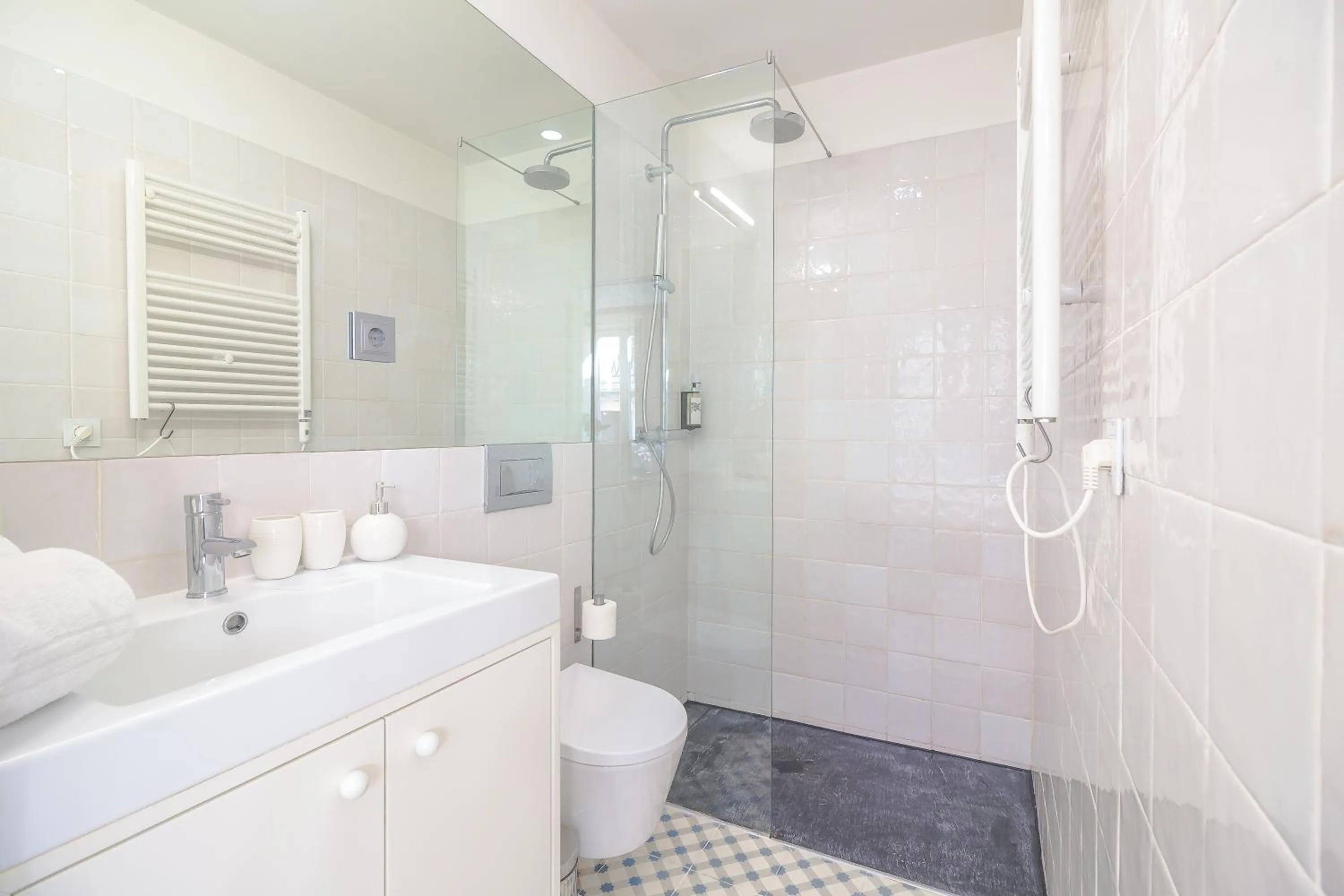 Shower in YOUROPO - The Tower