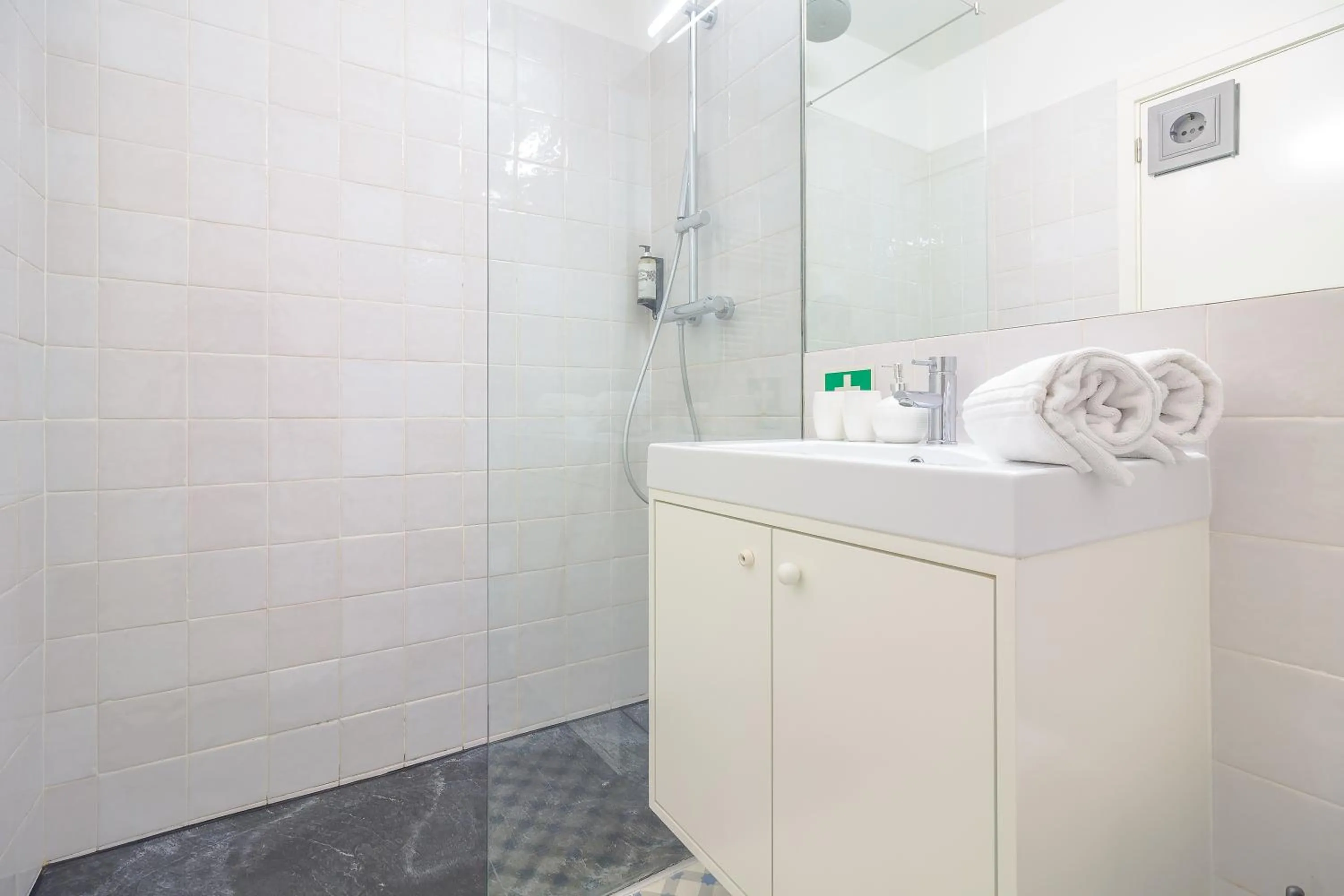 Shower in YOUROPO - The Tower